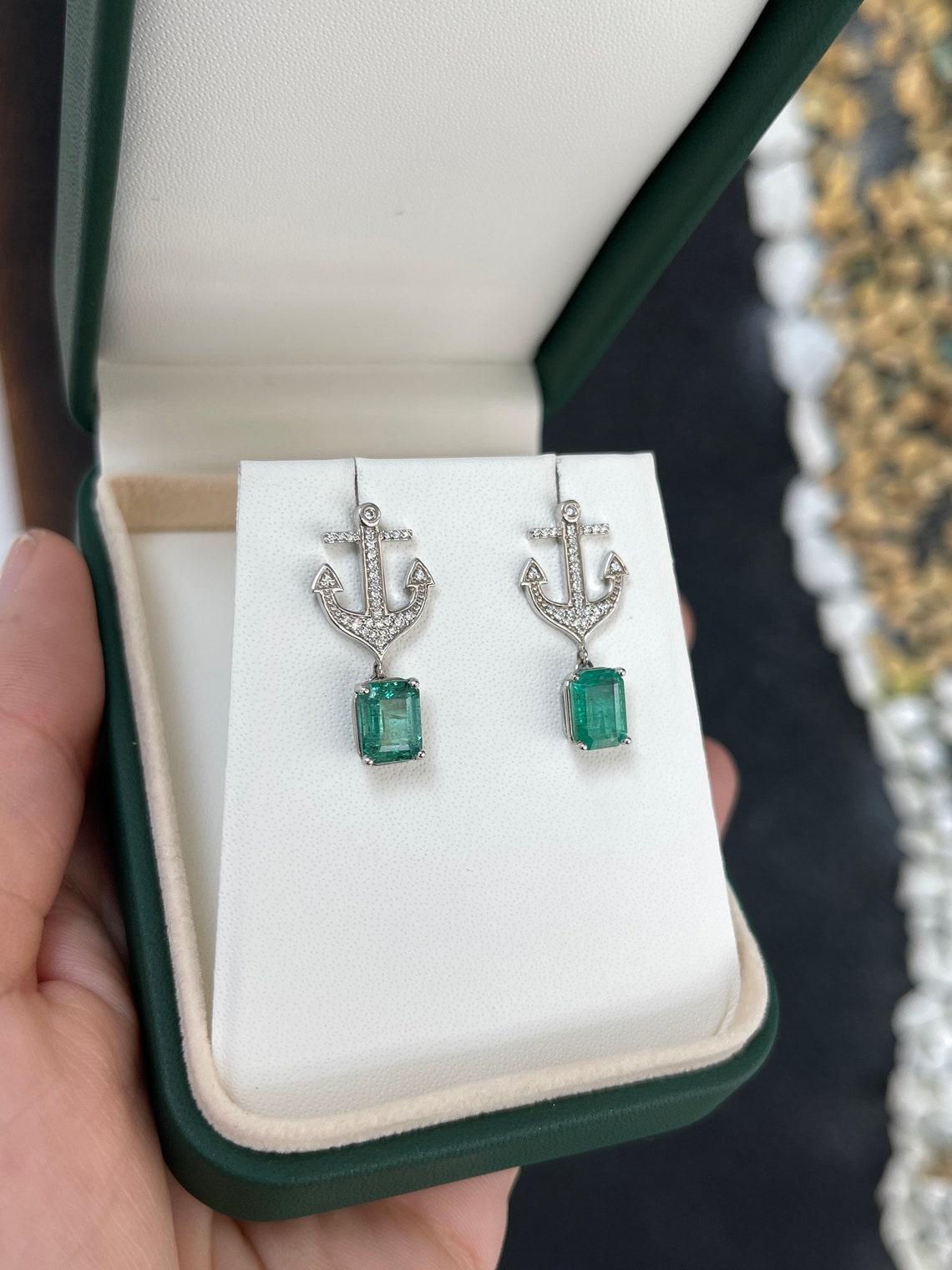 3,50tcw 14K Smaragd & Diamant Anker-Ohrringe mit üppigem grünem Zacken-Set im Zustand „Neu“ im Angebot in Jupiter, FL
