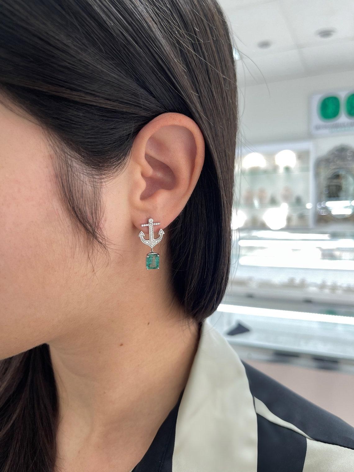 3,50tcw 14K Smaragd & Diamant Anker-Ohrringe mit üppigem grünem Zacken-Set Damen im Angebot