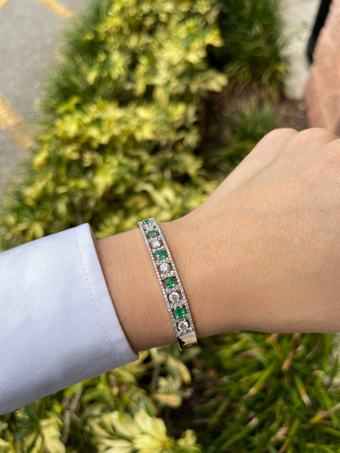 3.50tcw 18K Natürlicher Smaragd & Diamant Manschettenknopf Armreif Rich Green Emerald Brilliant (Rundschliff) im Angebot