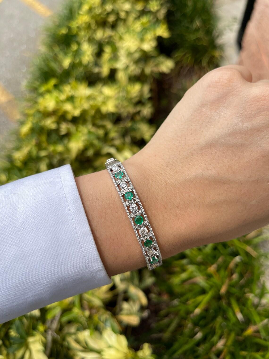 3.50tcw 18K Natürlicher Smaragd & Diamant Manschettenknopf Armreif Rich Green Emerald Brilliant im Zustand „Neu“ im Angebot in Jupiter, FL