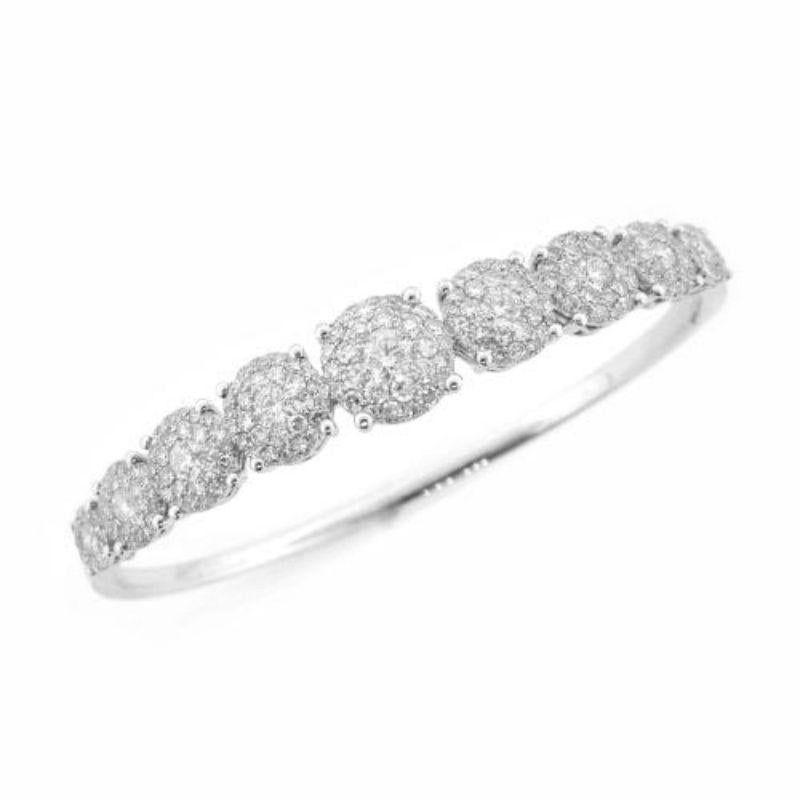 Bangle bracelet containing 216 round brilliant cut diamonds of about 3.51 carats with a clarity of SI and color G. All diamonds are set in 14k white gold.
