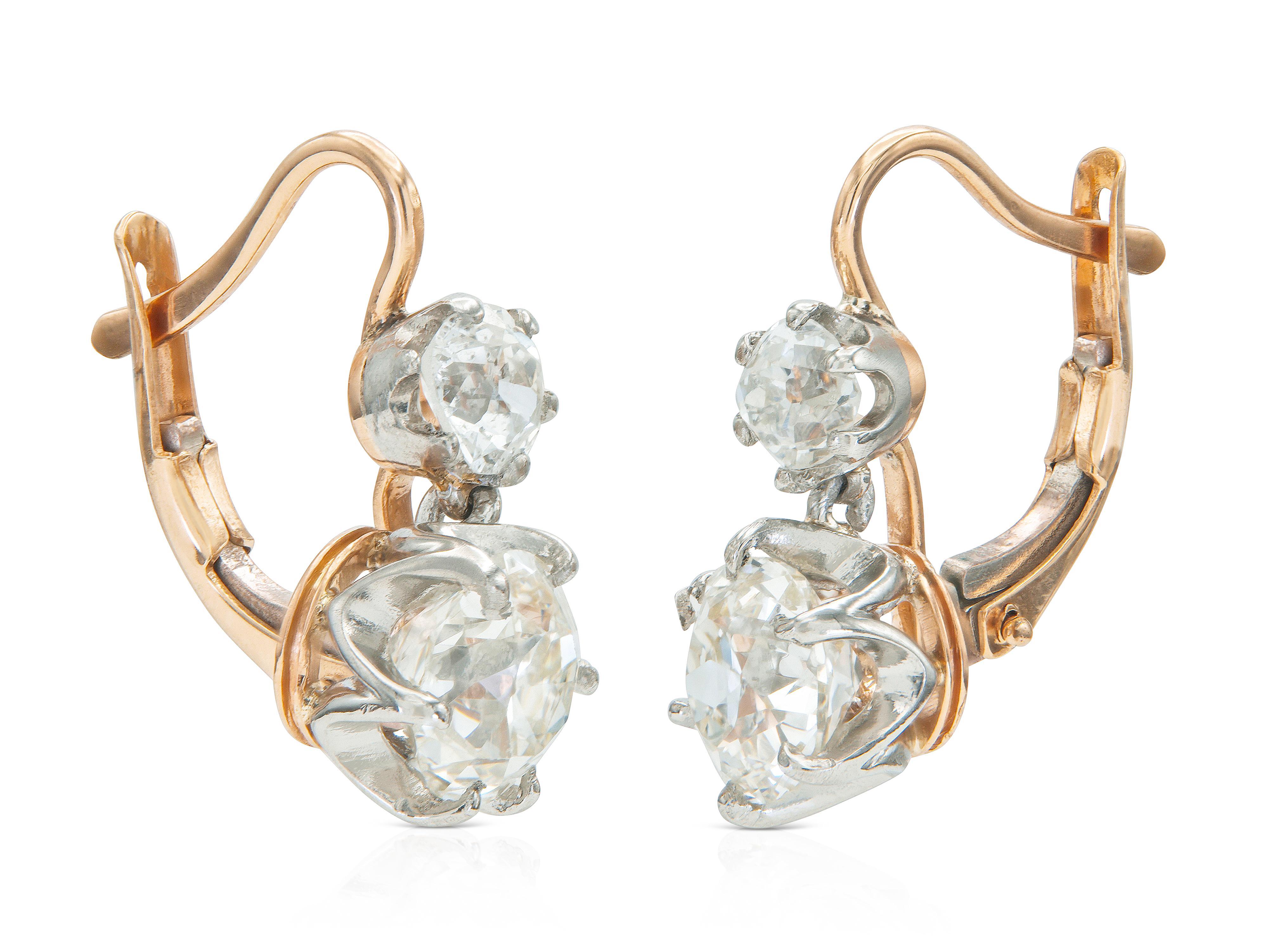 Finement réalisé en or rose et blanc 14k avec 2 diamants de taille ancienne certifiés par la GIA ;
1,41 carat, couleur K, pureté VS2, GIA #2125926922
1,40 carat, couleur K, pureté VS1, GIA #2145171513
Les boucles d'oreilles sont ornées de deux