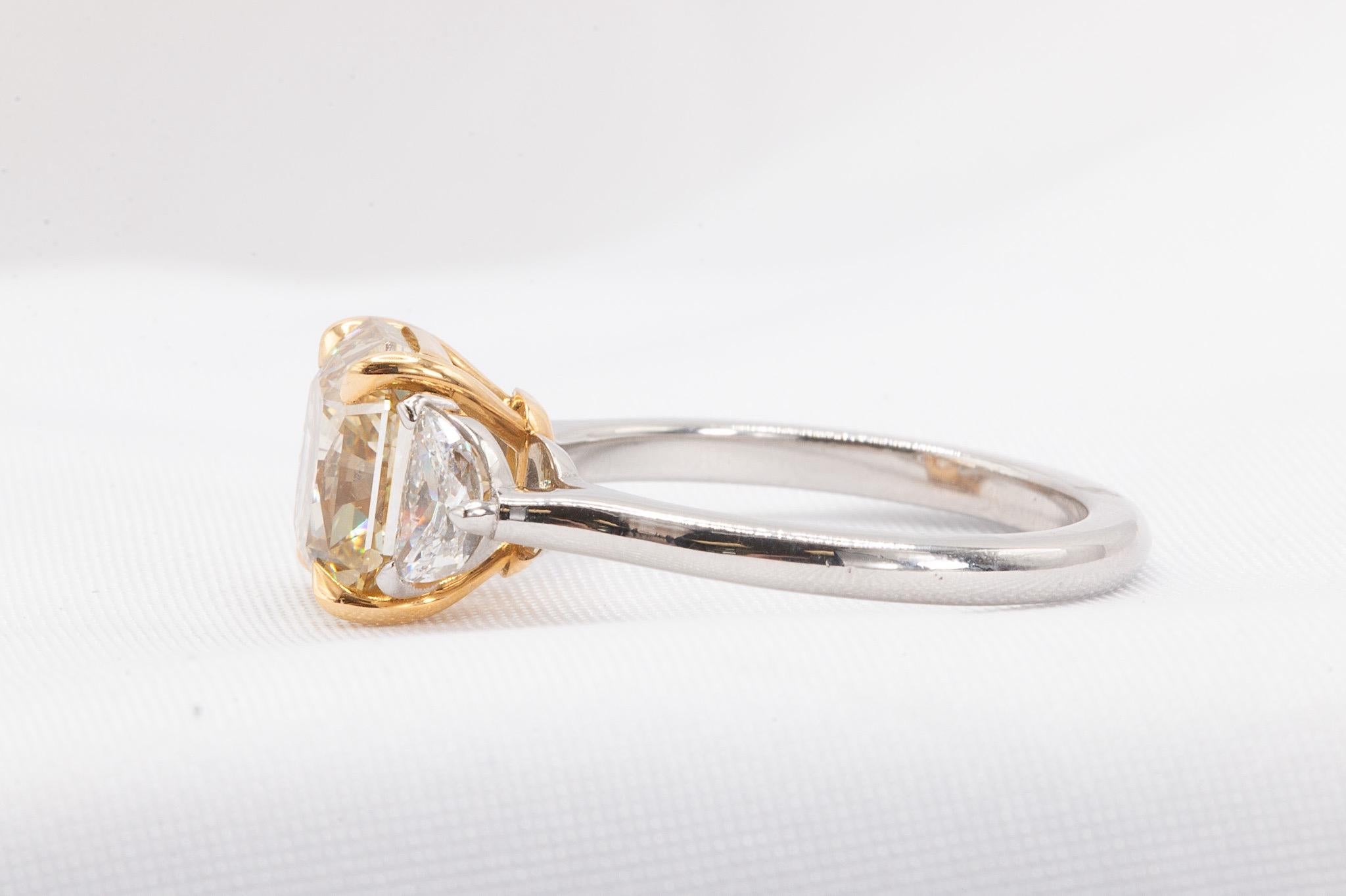 Cette bague unique et étonnante est magnifiquement réalisée en or jaune 18 carats et en platine, avec un diamant central de 3,51 carats à taille radiante certifié par le GIA, d'une couleur jaune brunâtre captivante et d'une pureté SI1 (GIA