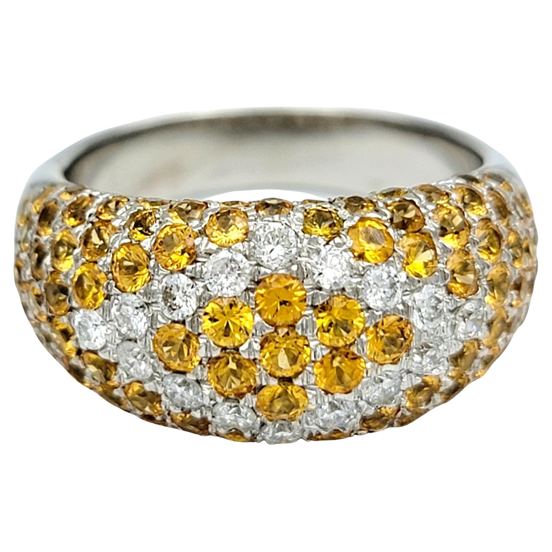 Misura dell'anello: 6,75

Eleva la tua collezione di gioielli con questo squisito anello a fascia a forma di cupola, realizzato in lussuoso oro bianco da 18 carati. Adornato da una scintillante incastonatura di zaffiri arancioni e diamanti tondi