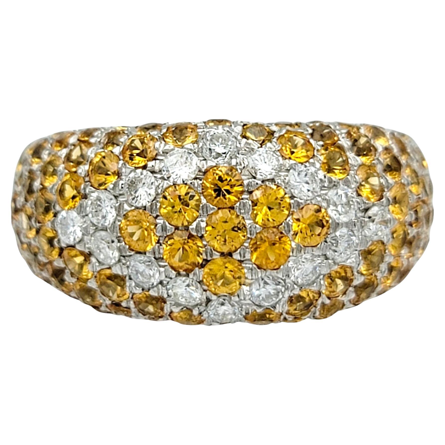 Anello a fascia con zaffiro arancione da 3,51 carati totali e diamanti in oro 18 carati