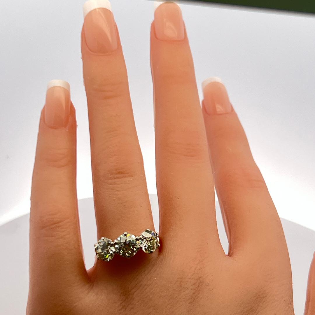Anillo de tres piedras con diamantes talla europea antigua de 3,51 ct en oro de 18 quilates y platino con certificado GIA en venta 5