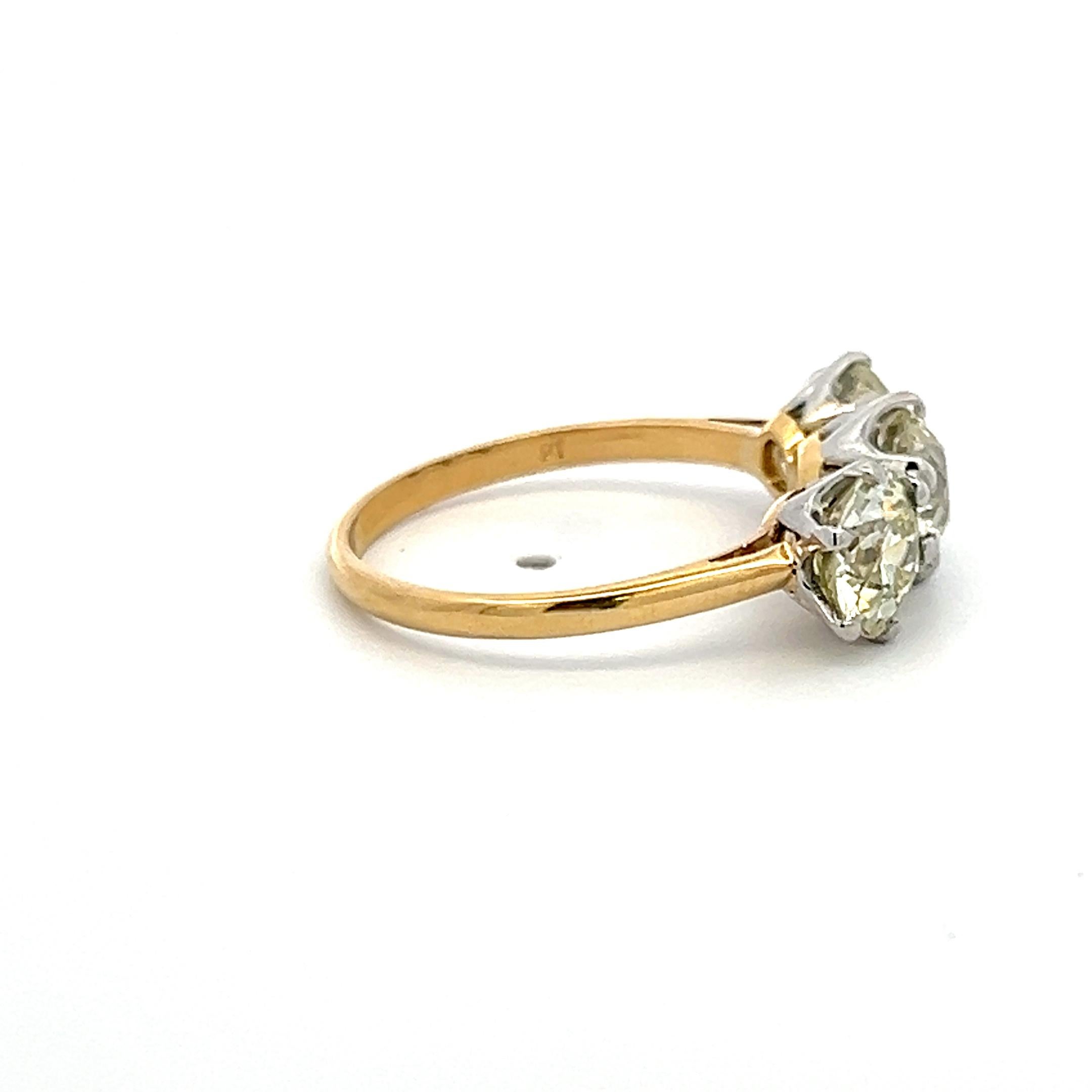 Título:
Impresionante ejemplo de elegancia atemporal, este anillo vintage de tres piedras presenta 3,51 quilates de diamantes talla Vieja Europa, cada uno seleccionado a mano por su encanto, fuego y carácter antiguo. El trío incluye una de 1,23 ct