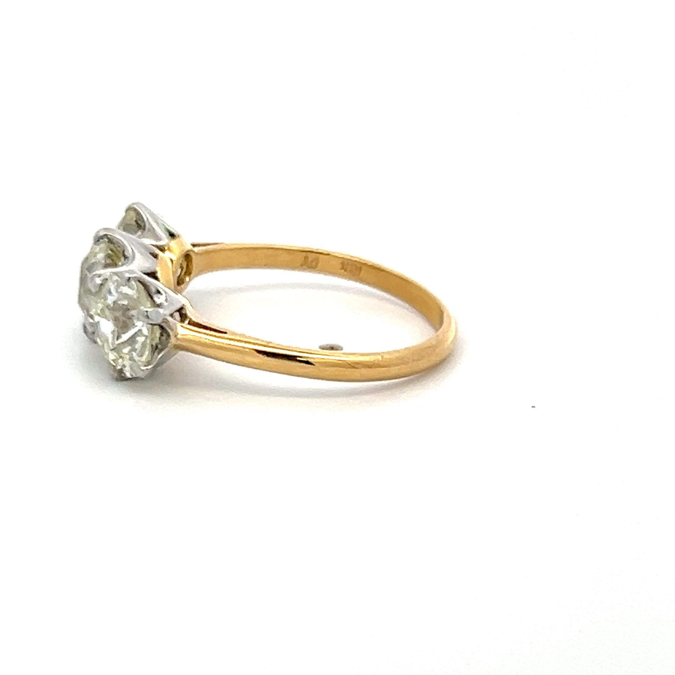 Anillo de tres piedras con diamantes talla europea antigua de 3,51 ct en oro de 18 quilates y platino con certificado GIA en Bueno estado para la venta en New York, NY