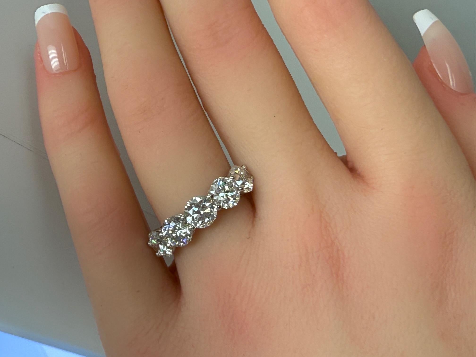 Fascia di diamanti tondi e brillanti con certificazione GIA da 3,51 CTW in platino in vendita 6