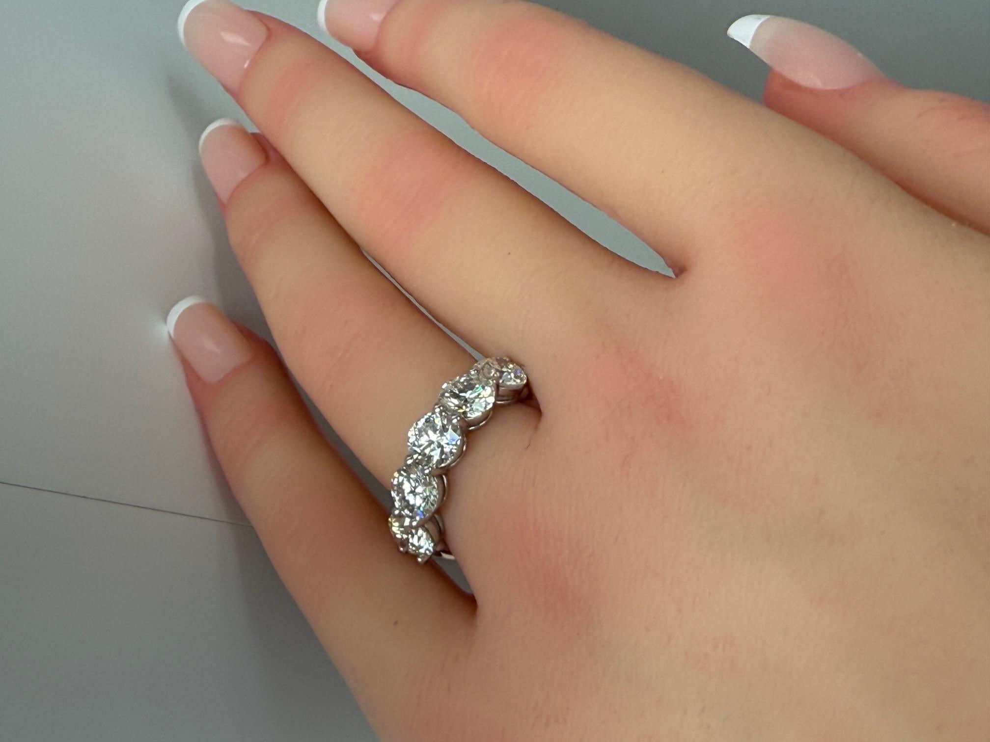 Fascia di diamanti tondi e brillanti con certificazione GIA da 3,51 CTW in platino in vendita 7