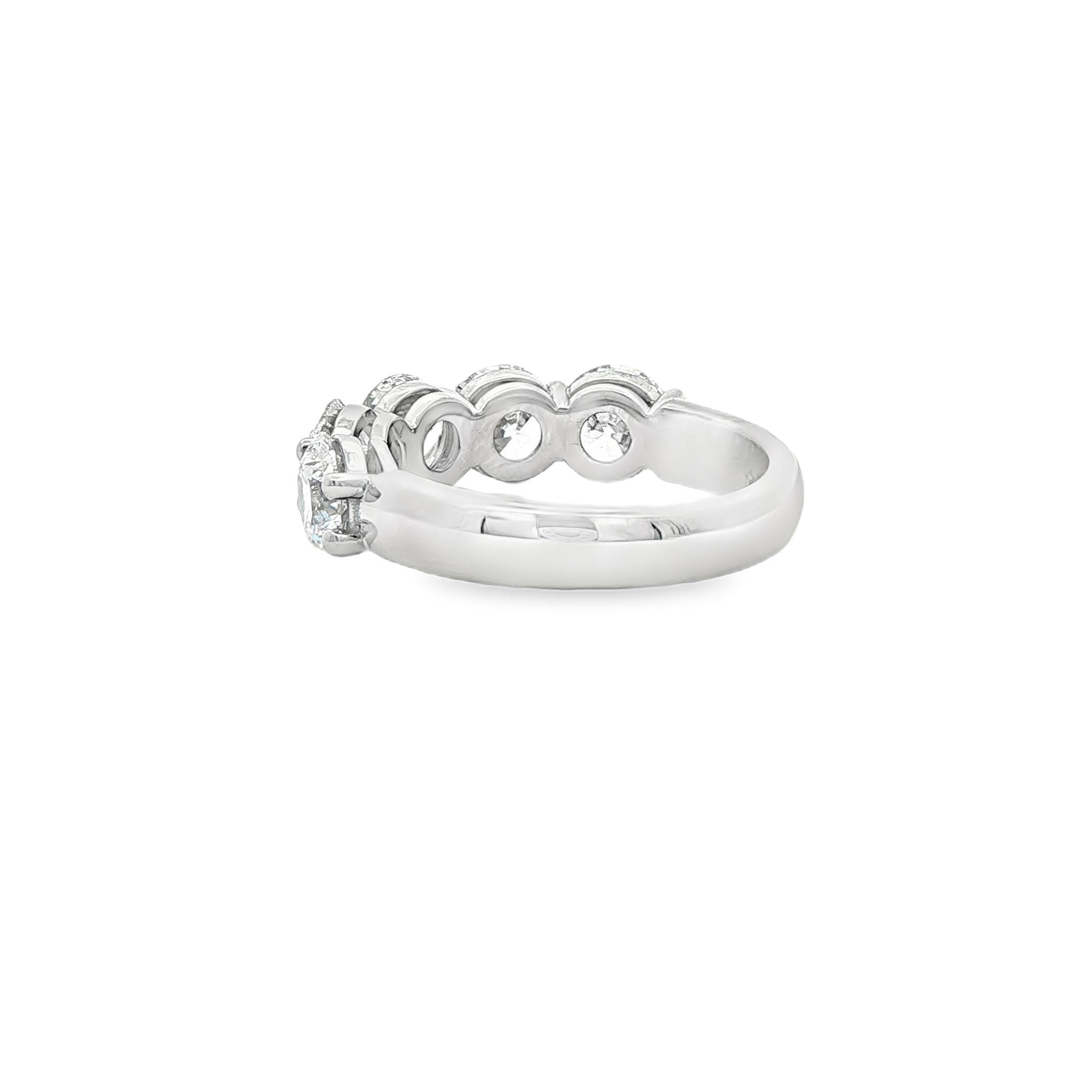 Taglio brillante Fascia di diamanti tondi e brillanti con certificazione GIA da 3,51 CTW in platino in vendita