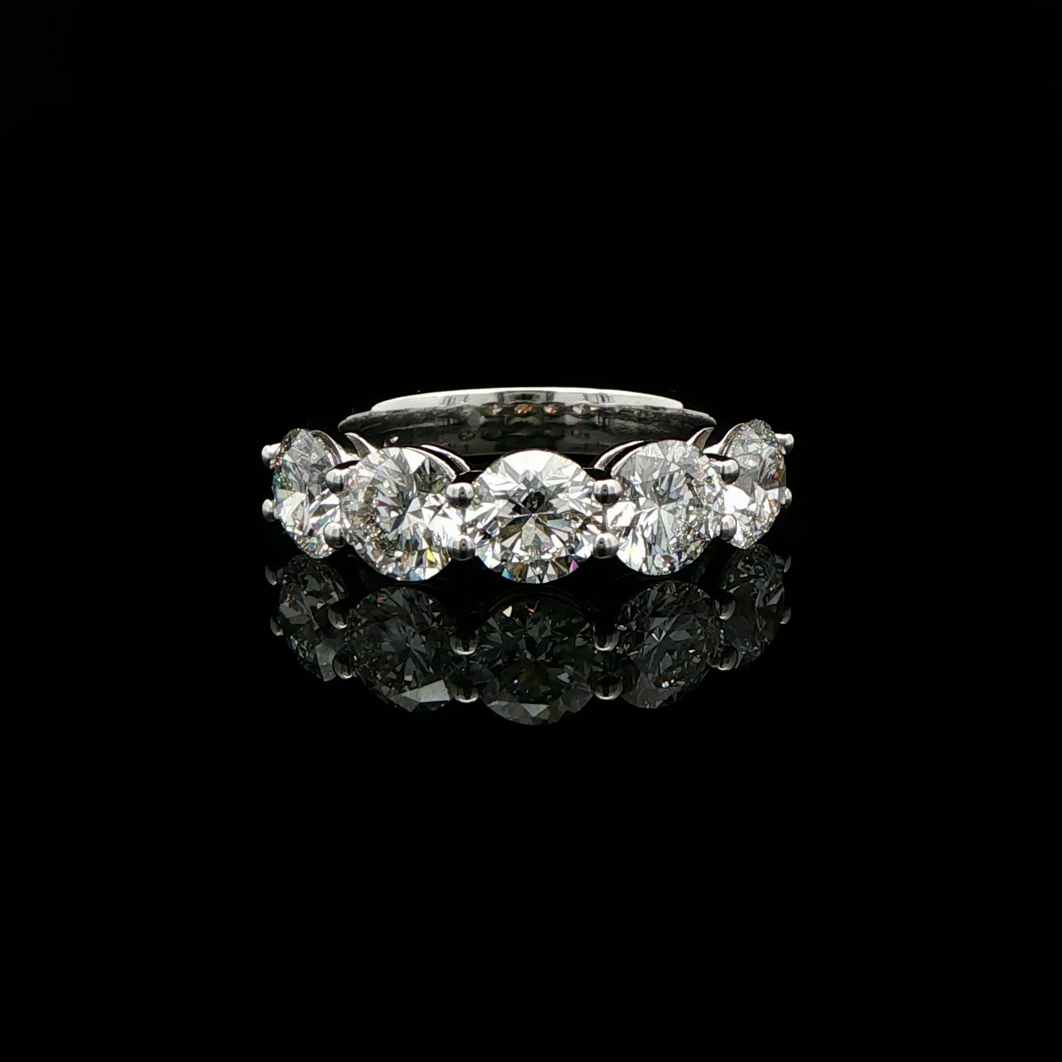 Donna Fascia di diamanti tondi e brillanti con certificazione GIA da 3,51 CTW in platino in vendita