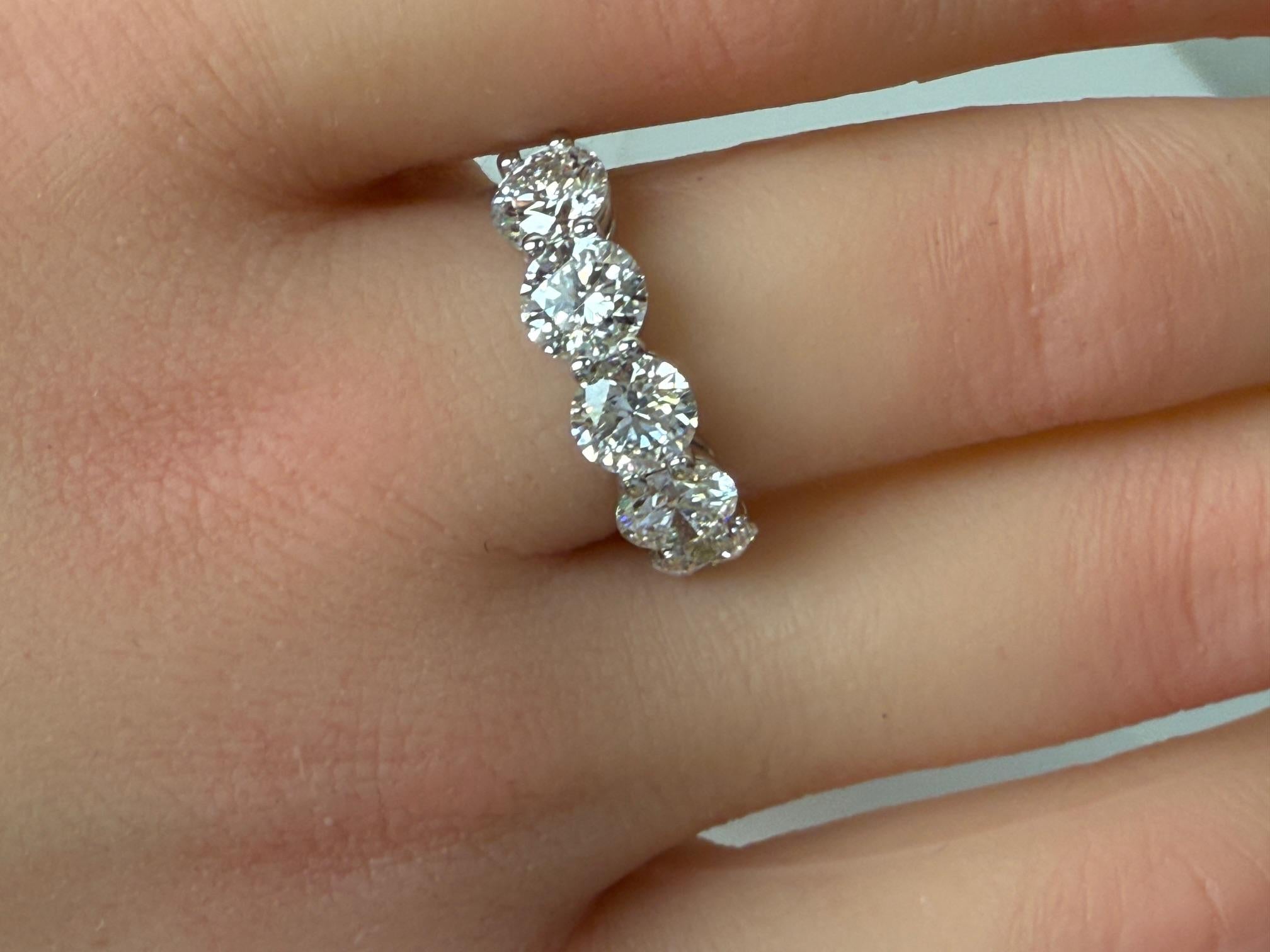 Fascia di diamanti tondi e brillanti con certificazione GIA da 3,51 CTW in platino in vendita 3