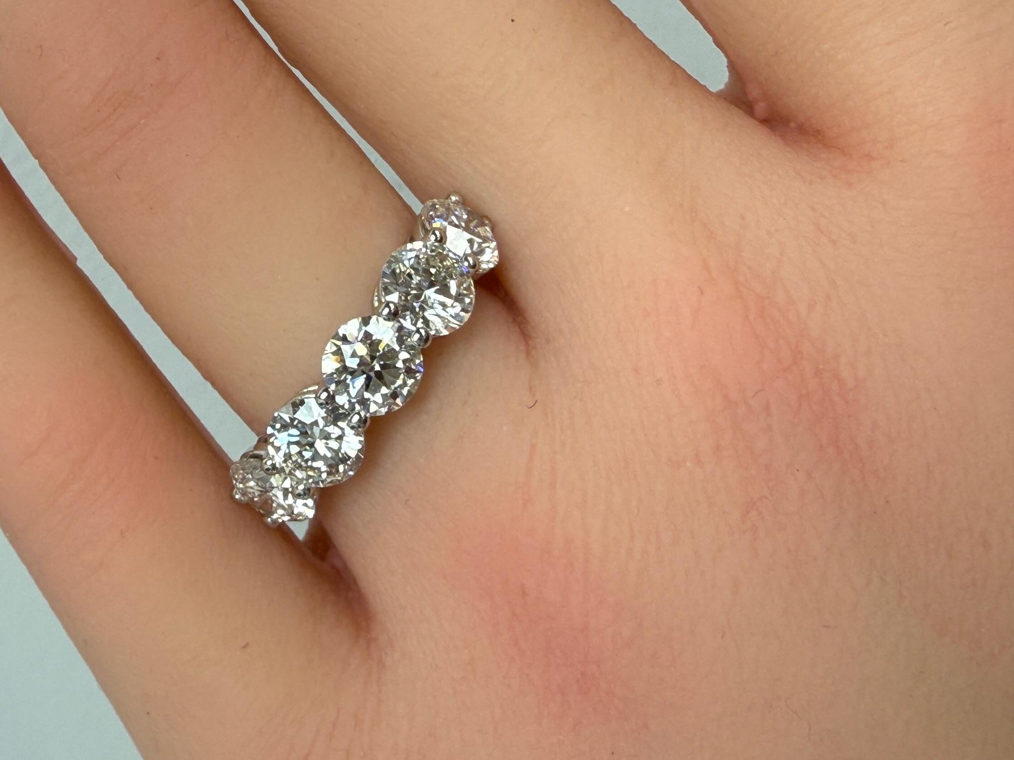 Fascia di diamanti tondi e brillanti con certificazione GIA da 3,51 CTW in platino in vendita 4