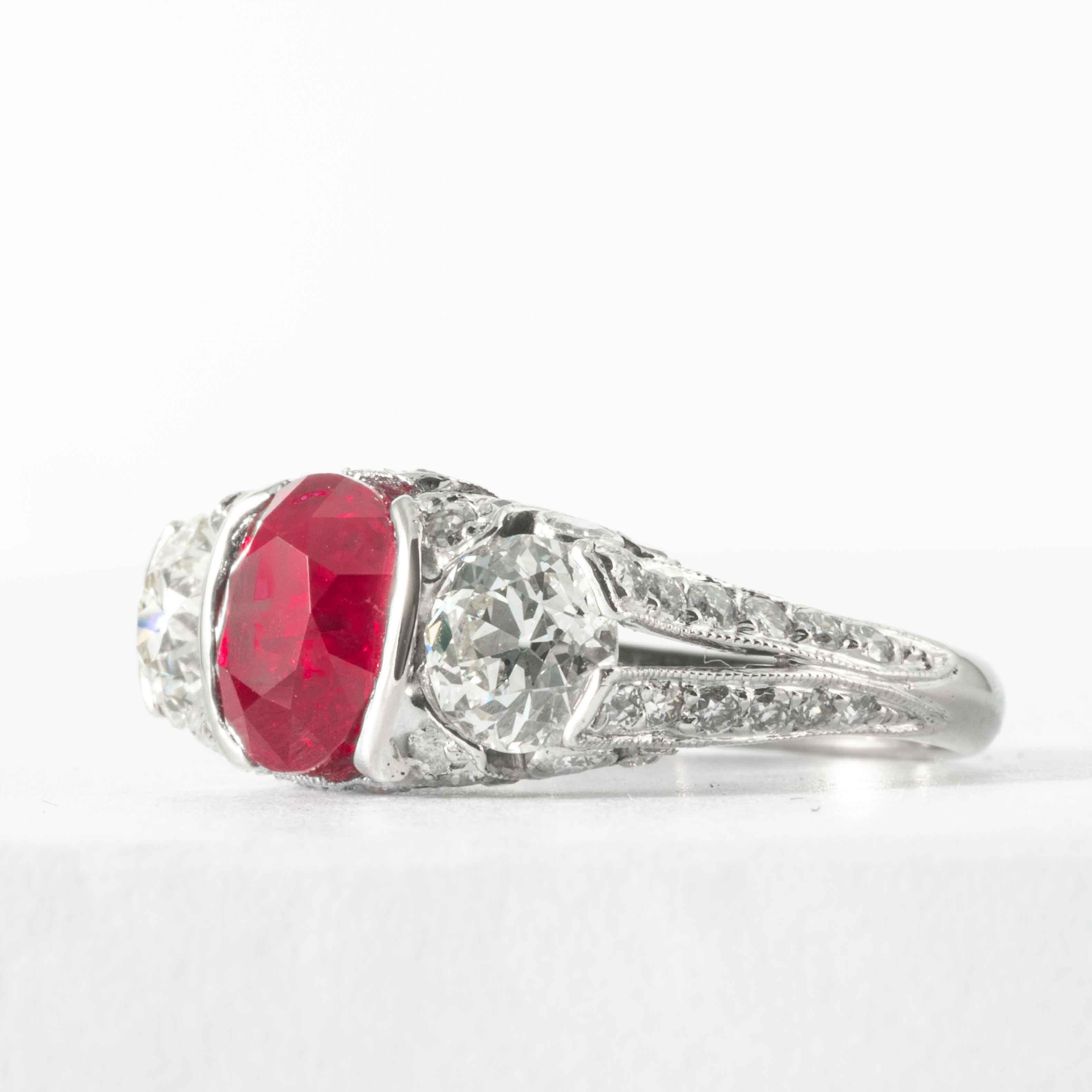 Este rubí rojo de talla cojín está engastado a medida en un anillo antiguo único de diamantes y platino, que consta de 1 rubí rojo 