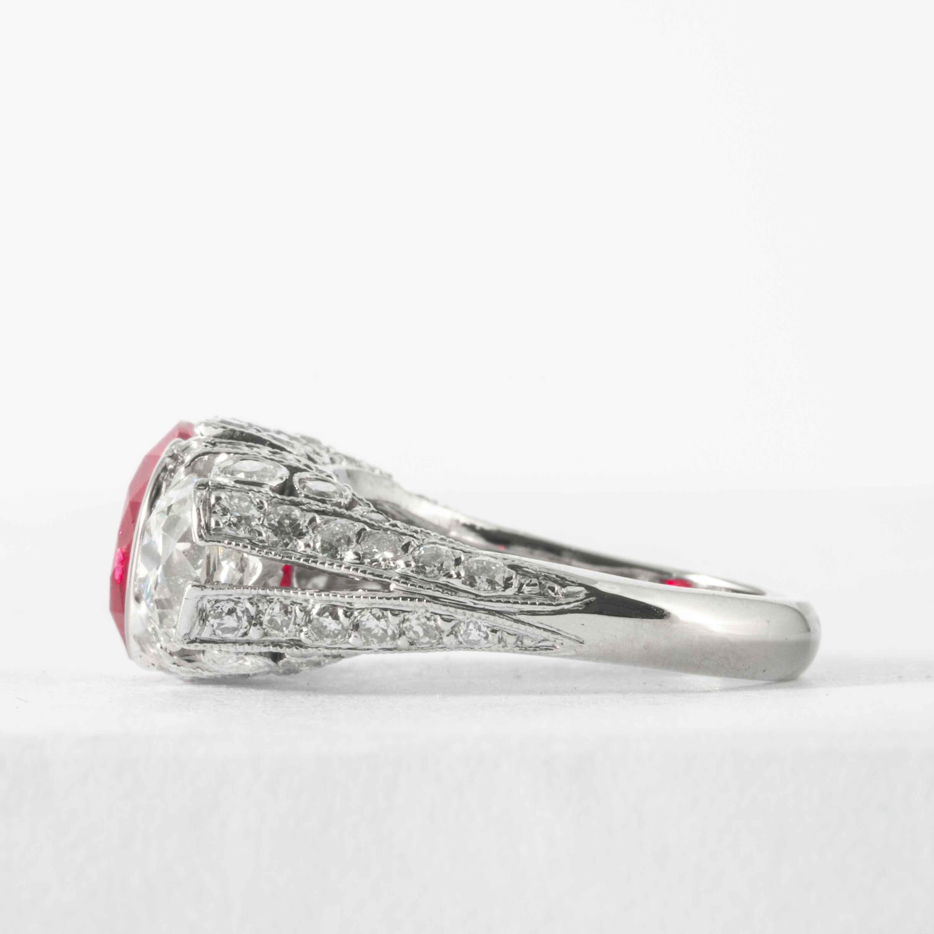 3,52 Karat Antiker Kissen Unerhitzter Burma Rubin und Diamant 3-Stein Platin Ring (Antiker Kissenschliff) im Angebot