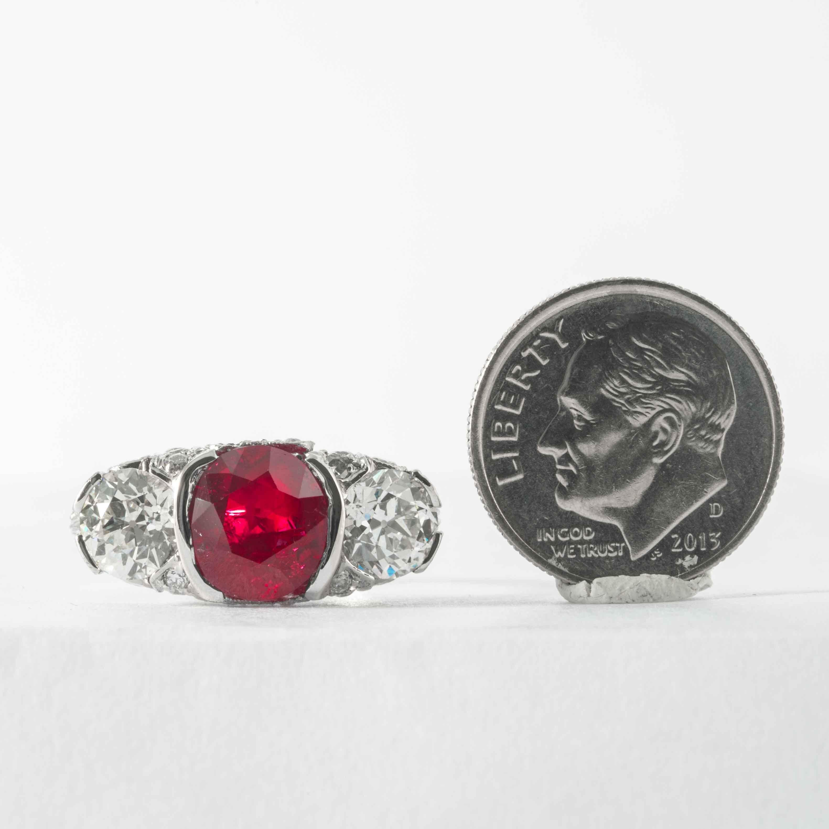 De las mujeres Anillo de platino de 3 piedras con rubí de Birmania antiguo sin calentar y diamantes, cojín de 3,52 quilates en venta