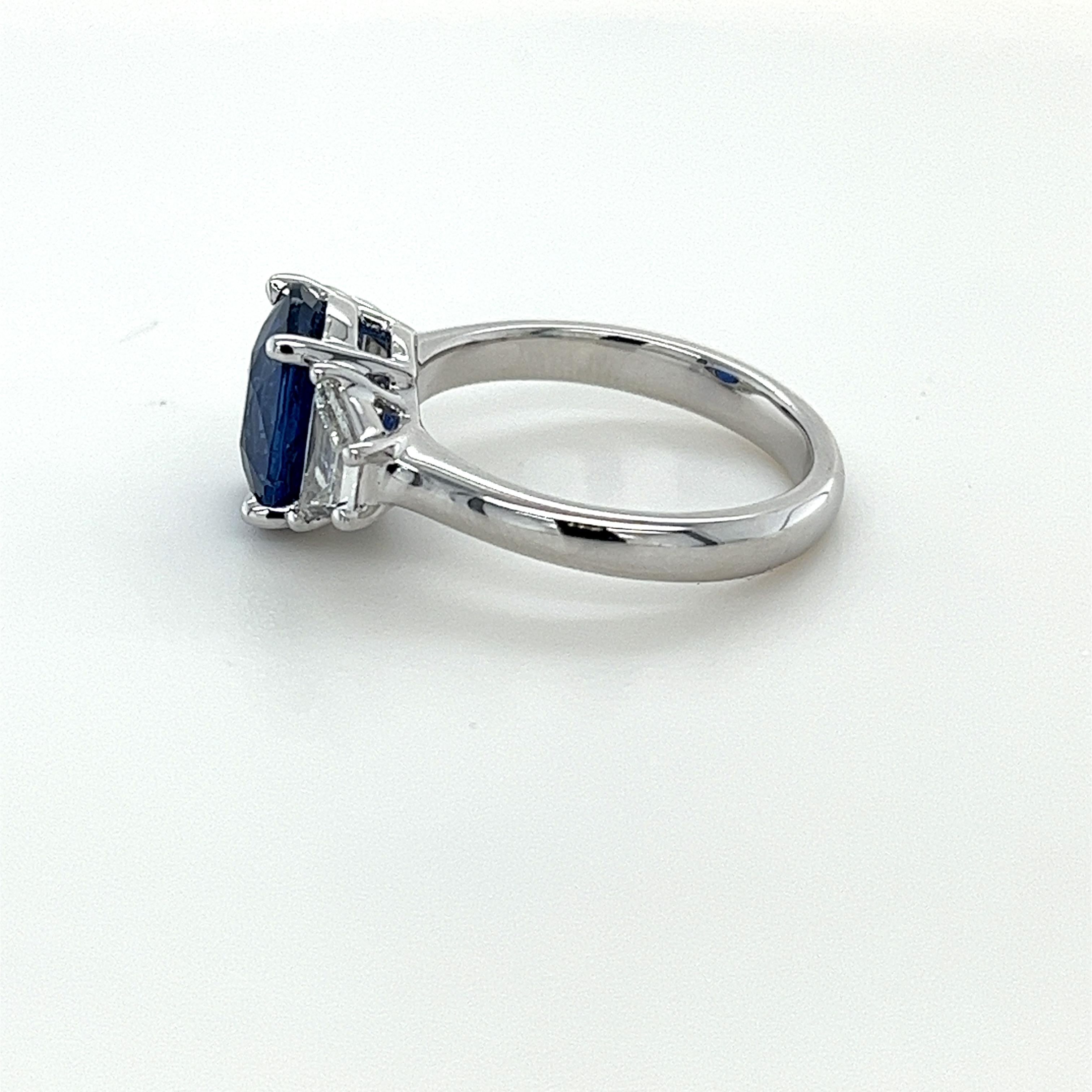 Modern 3.52 Carat Ceylon Sapphire & Diamond Ring in Platinum For Sale