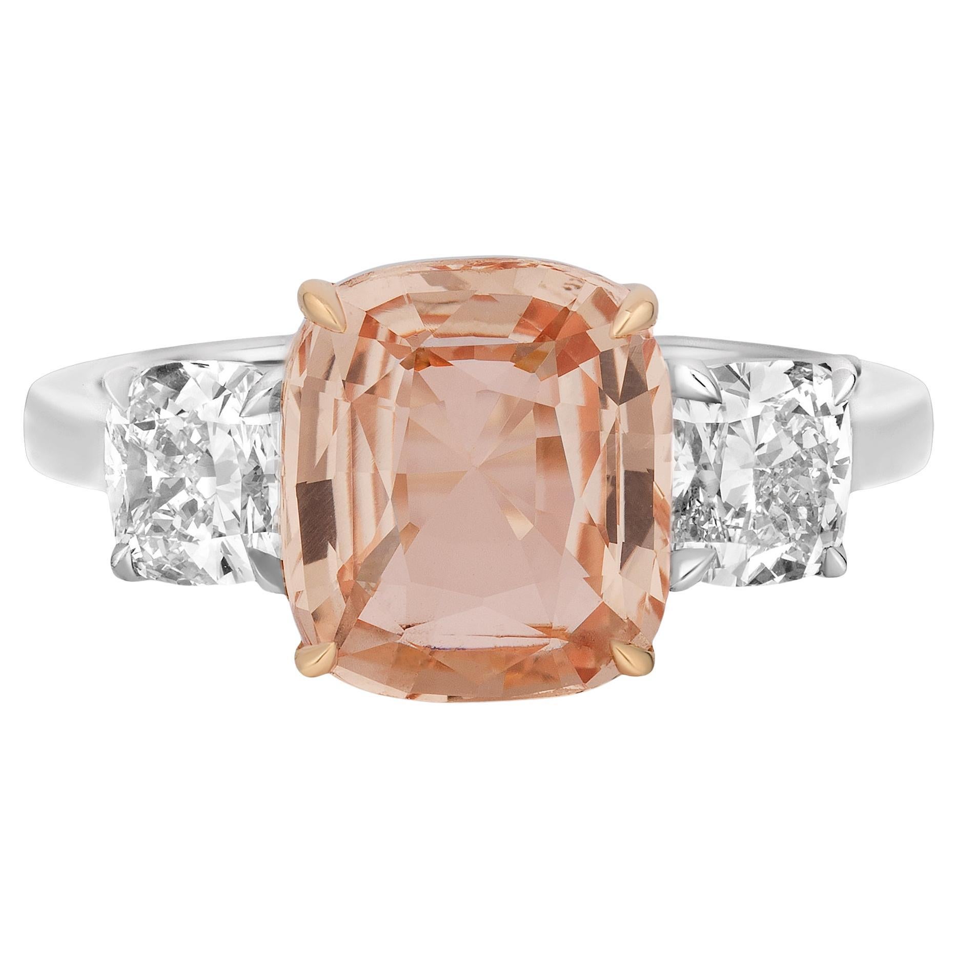 Platinring mit 3,52 Karat Padparadscha-Saphir und Diamant im Kissenschliff im Angebot