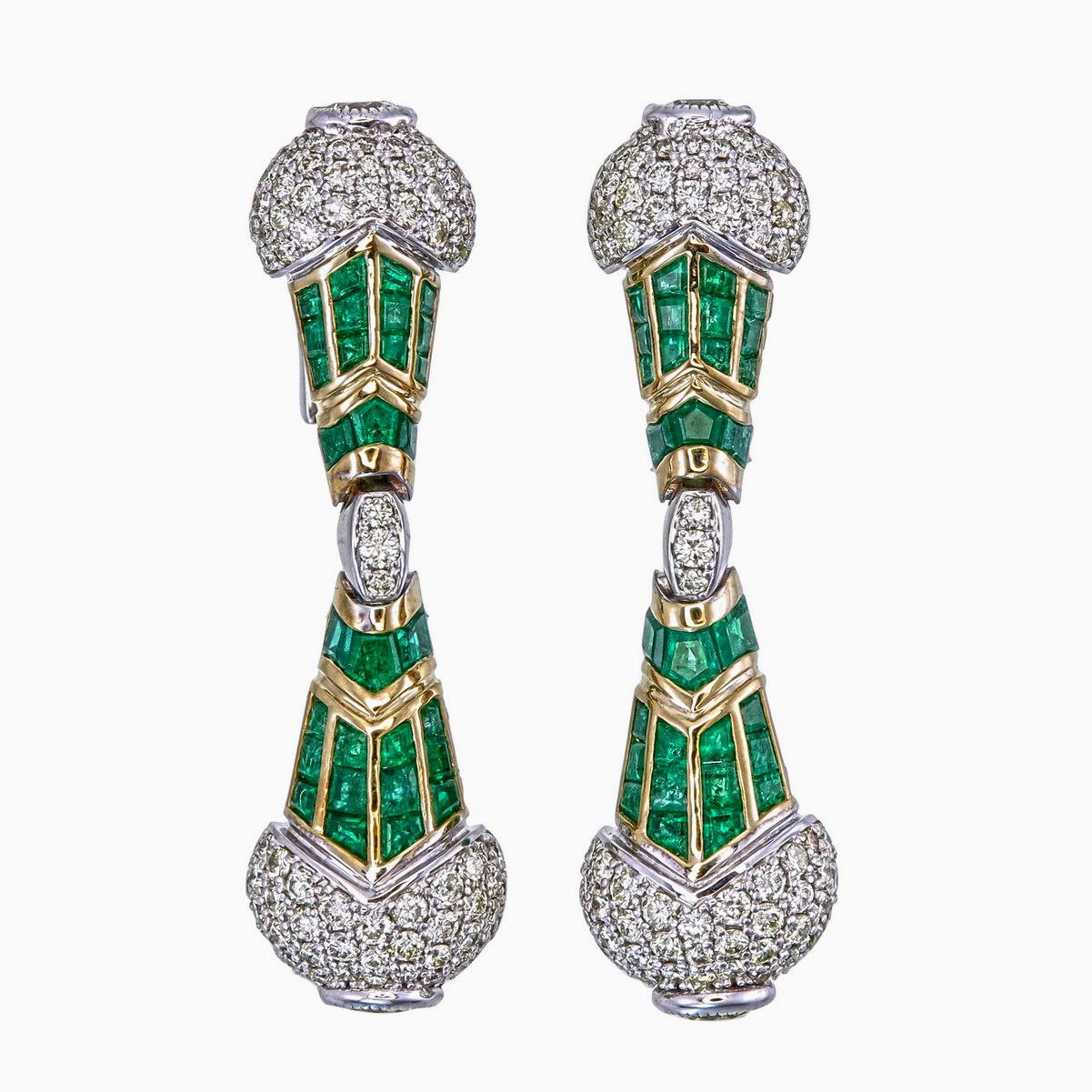Ein lebendiger und raffinierter Rubin-Diamant-Kronleuchter-Ohrring von Rewa Jewels aus 18 Karat Weißgold.

Dieses Stück ist mit 84 Smaragden im Altschliff mit einem Gesamtgewicht von etwa 3,52 Karat besetzt.

Außerdem haben wir 264 runde Diamanten