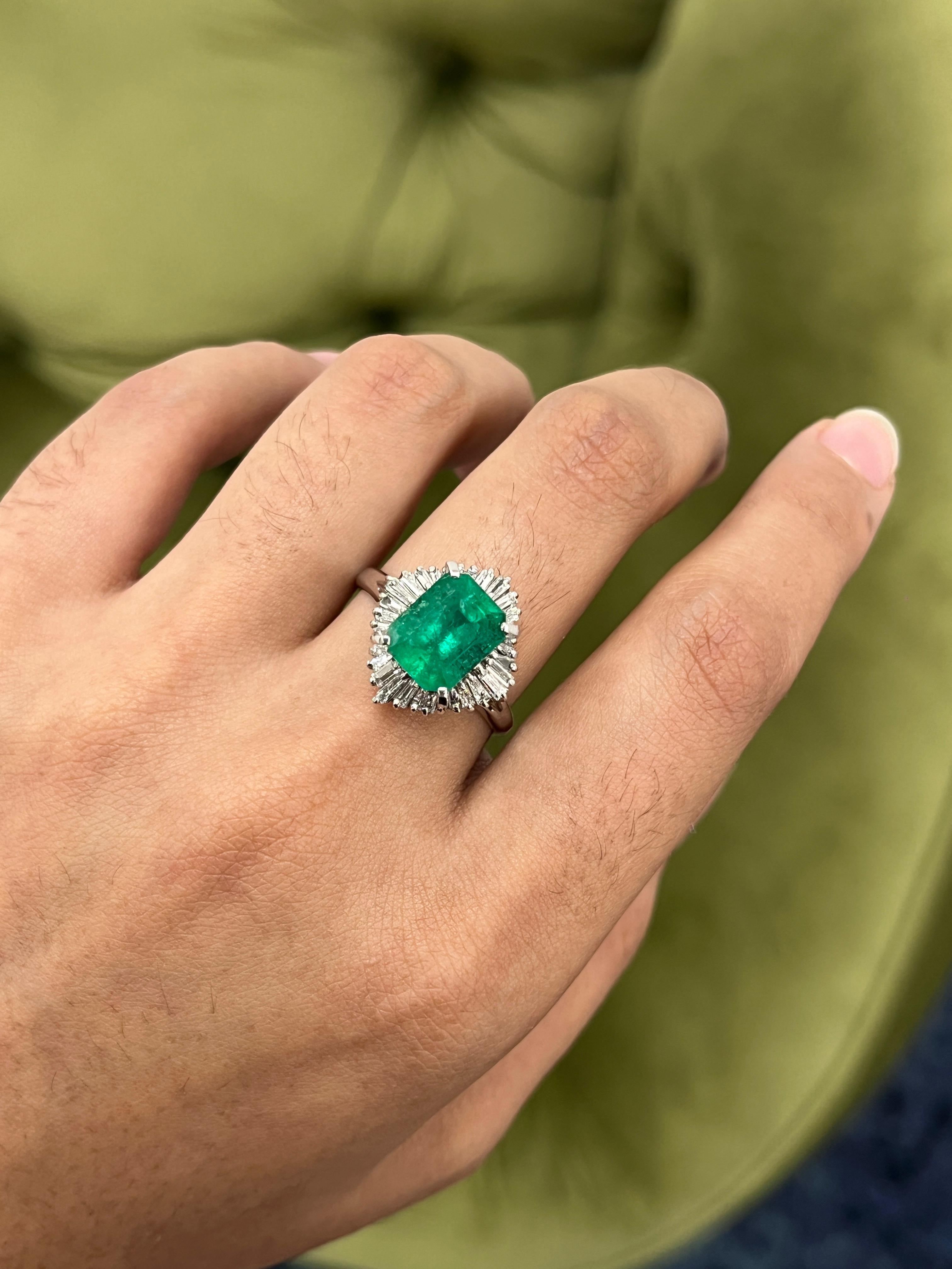 3.52 Carat Emerald Cocktail Ring in PT900 In New Condition For Sale In Bangkok, TH