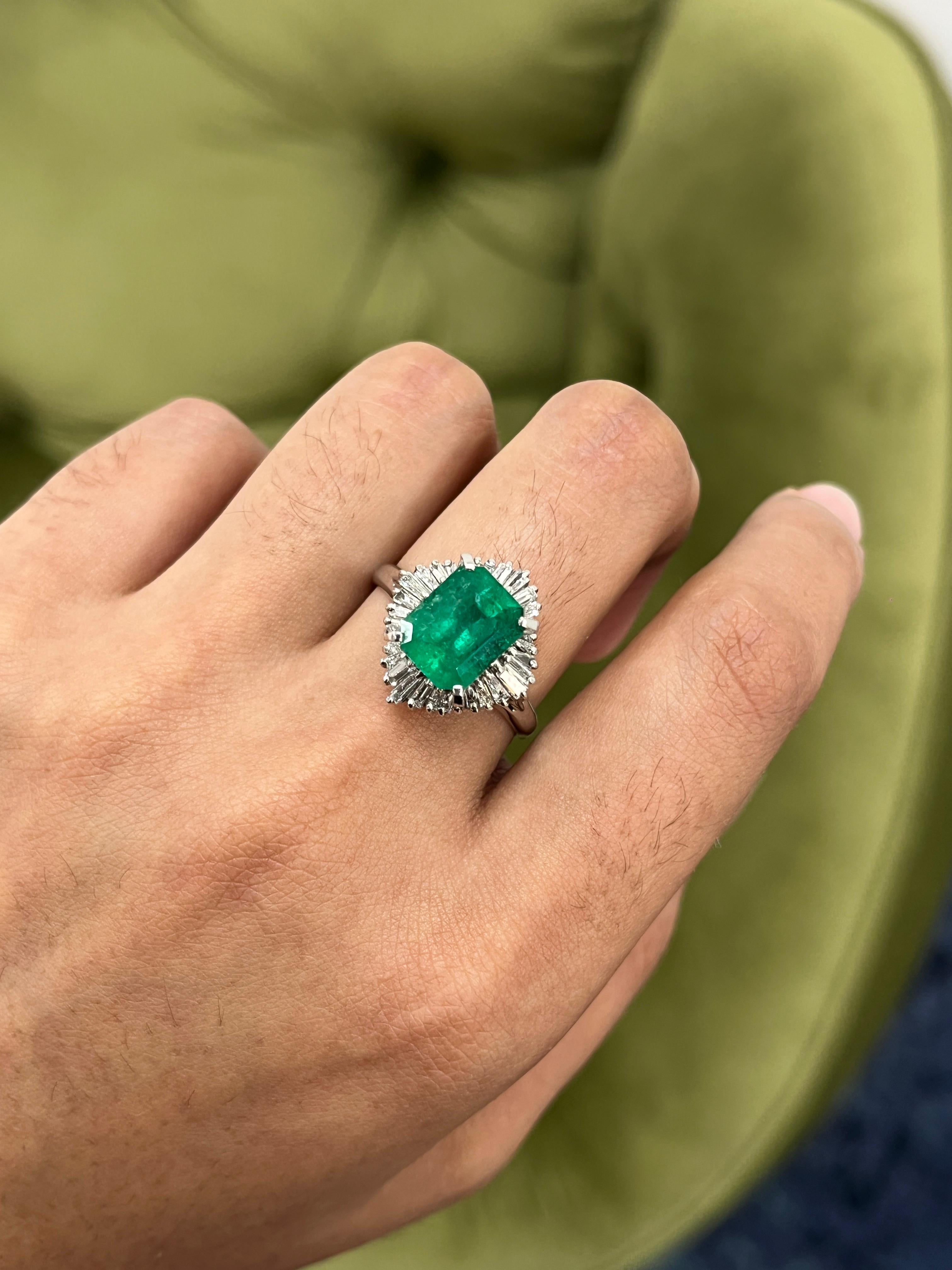 Women's 3.52 Carat Emerald Cocktail Ring in PT900 For Sale
