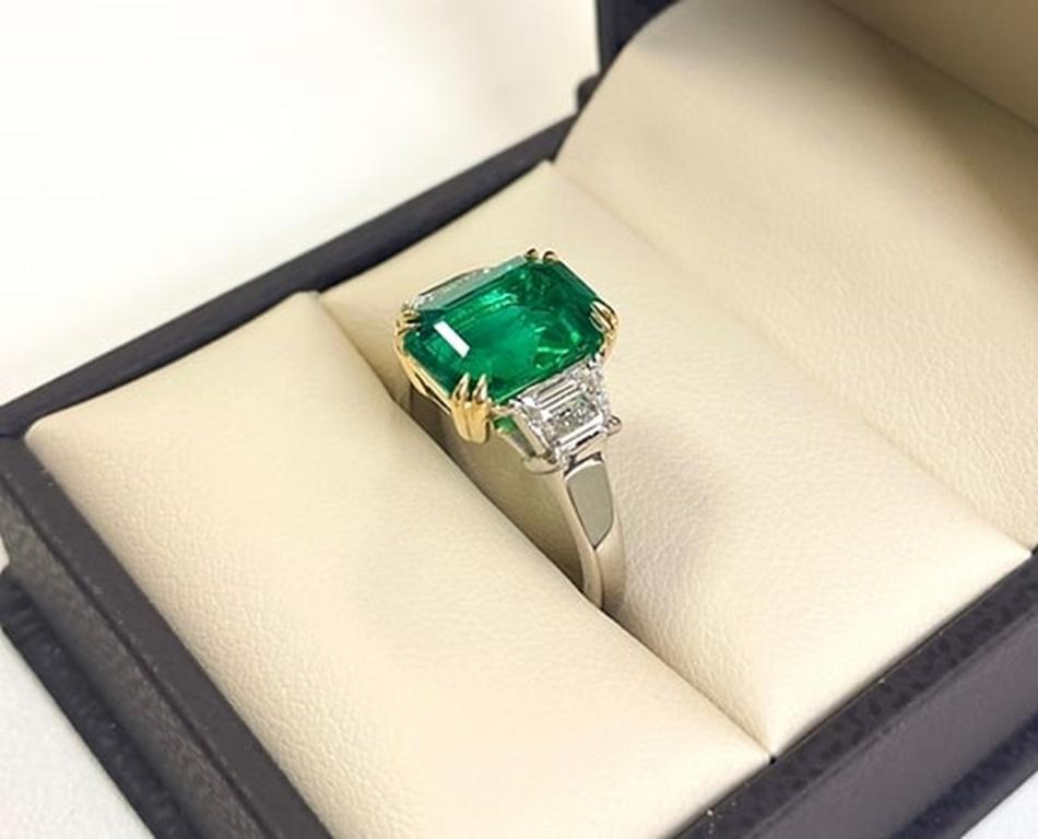 3.52 Carat Emerald Three Stone Ring In New Condition For Sale In New York, NY
