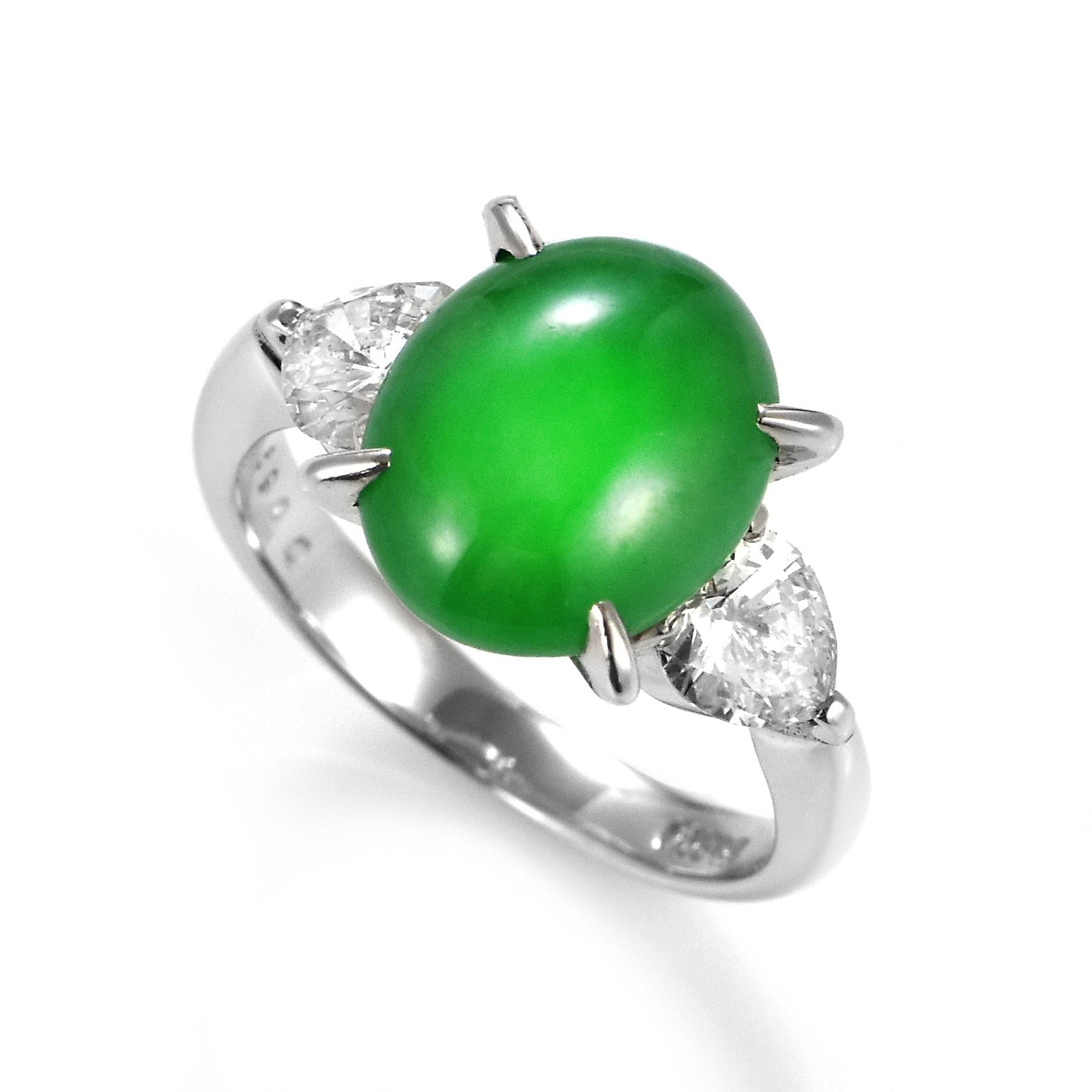 Un bellissimo anello con una giadeite naturale non tinta da 3,52 carati e 0,69 carati di diamanti incastonati nel platino. La giadeite è stata apprezzata per millenni. La sua natura è pura e duratura, ma anche sensuale e lussuosa. L'aspetto e il