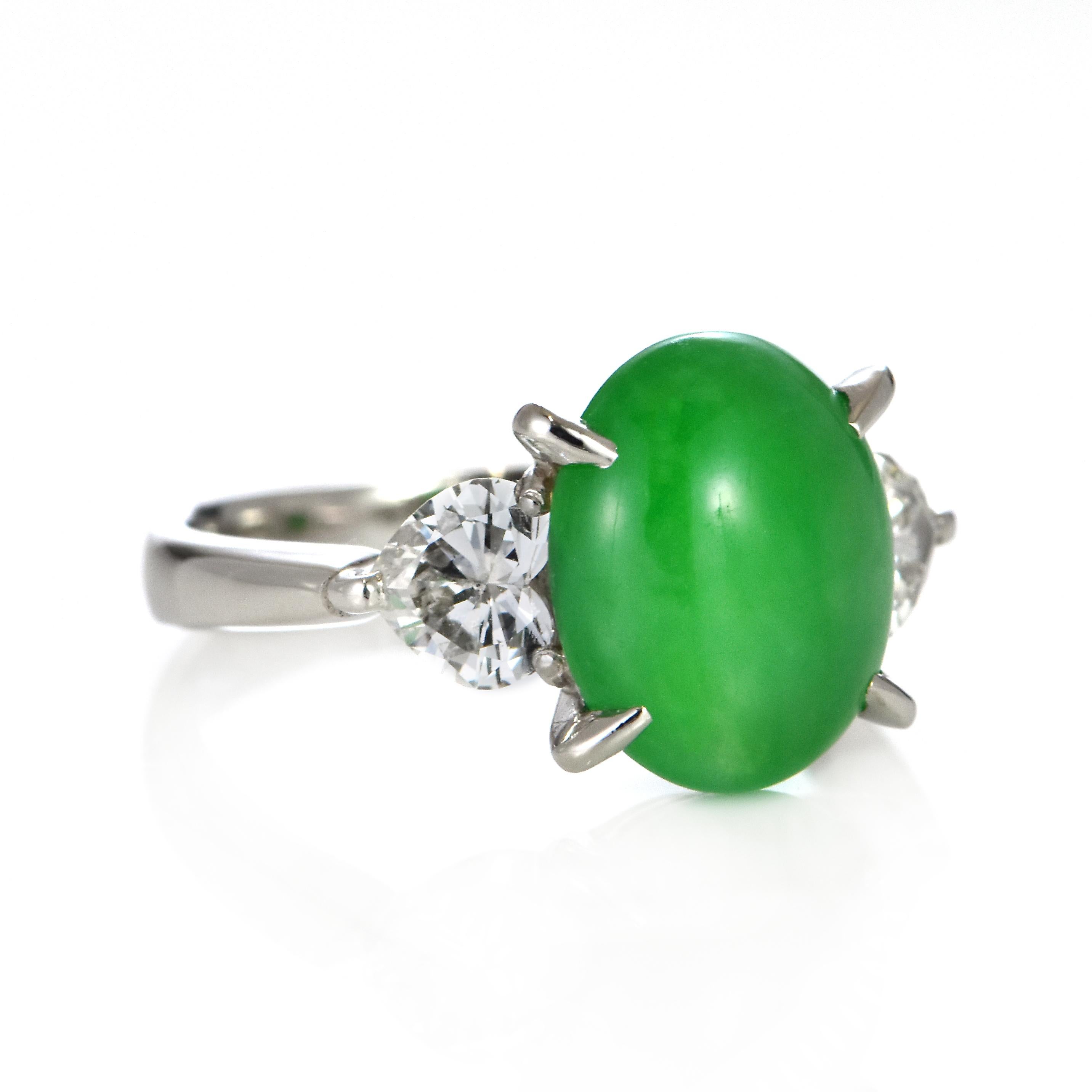 Cabochon Anello a tre pietre con giadeite naturale di tipo A e diamanti da 3,52 carati in platino in vendita