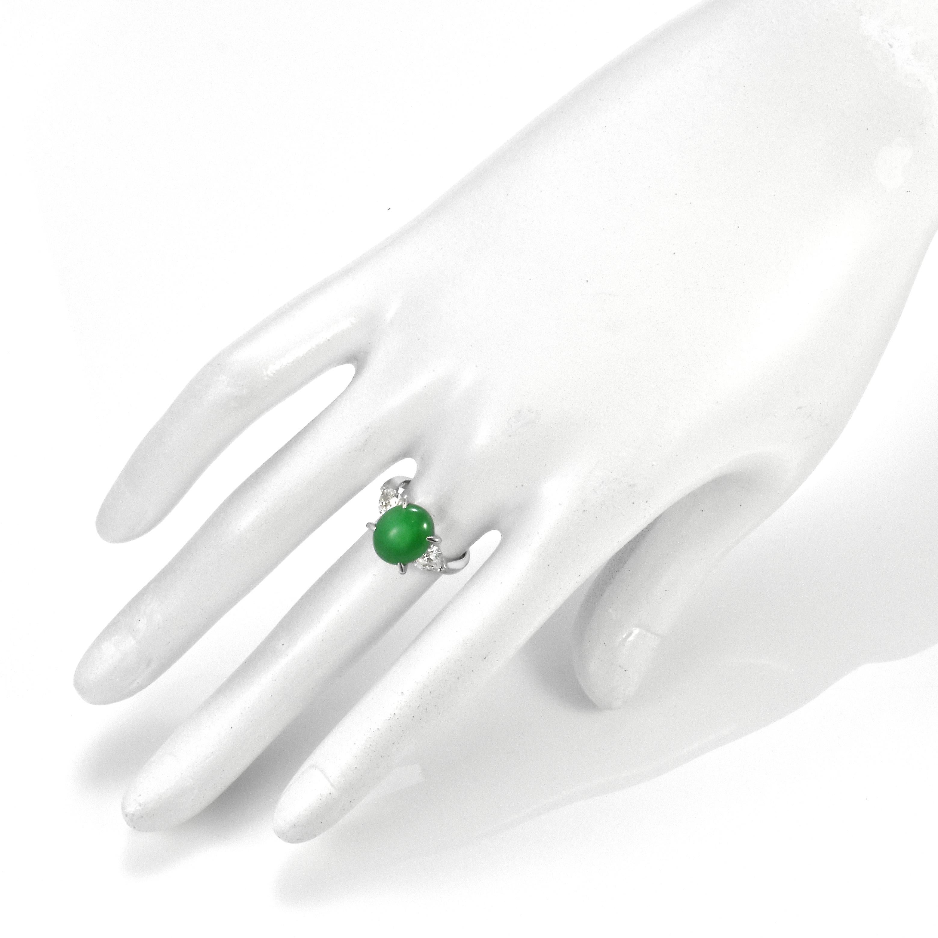 Anello a tre pietre con giadeite naturale di tipo A e diamanti da 3,52 carati in platino In condizioni ottime in vendita a Tokyo, JP