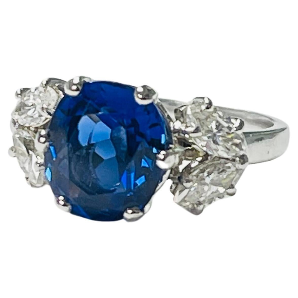 Plus bleu que bleu, bague de fiançailles en saphir bleu naturel velouté et diamant, magnifiquement réalisée à la main en platine. Certifié SSEF. 
Les détails sont les suivants : 
Poids du saphir bleu : 3,52 carats 
Forme : Ovale brillant. 
Origine :