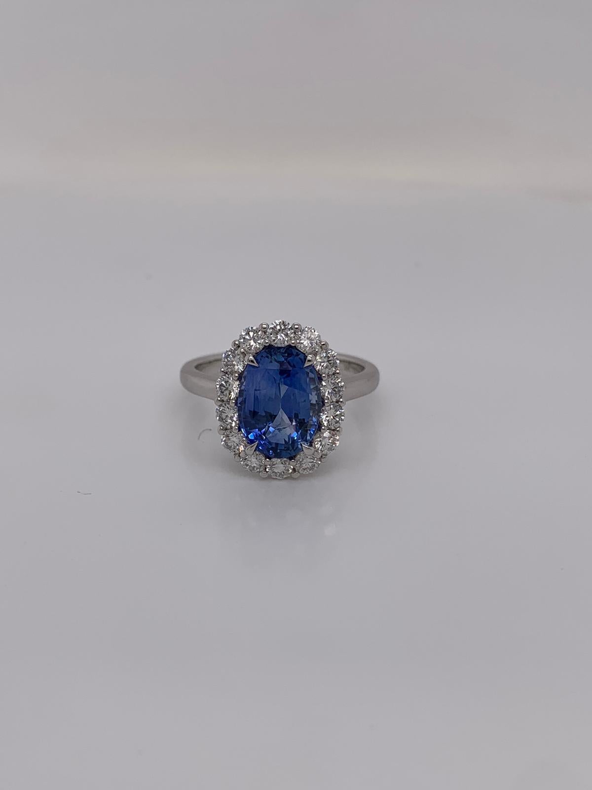 Saphir bleu ovale pesant 3.52 cts.
Mesure (10,3x7,5) mm
12 pièces de diamants pesant 0,78 cts
Bague en or blanc 18k