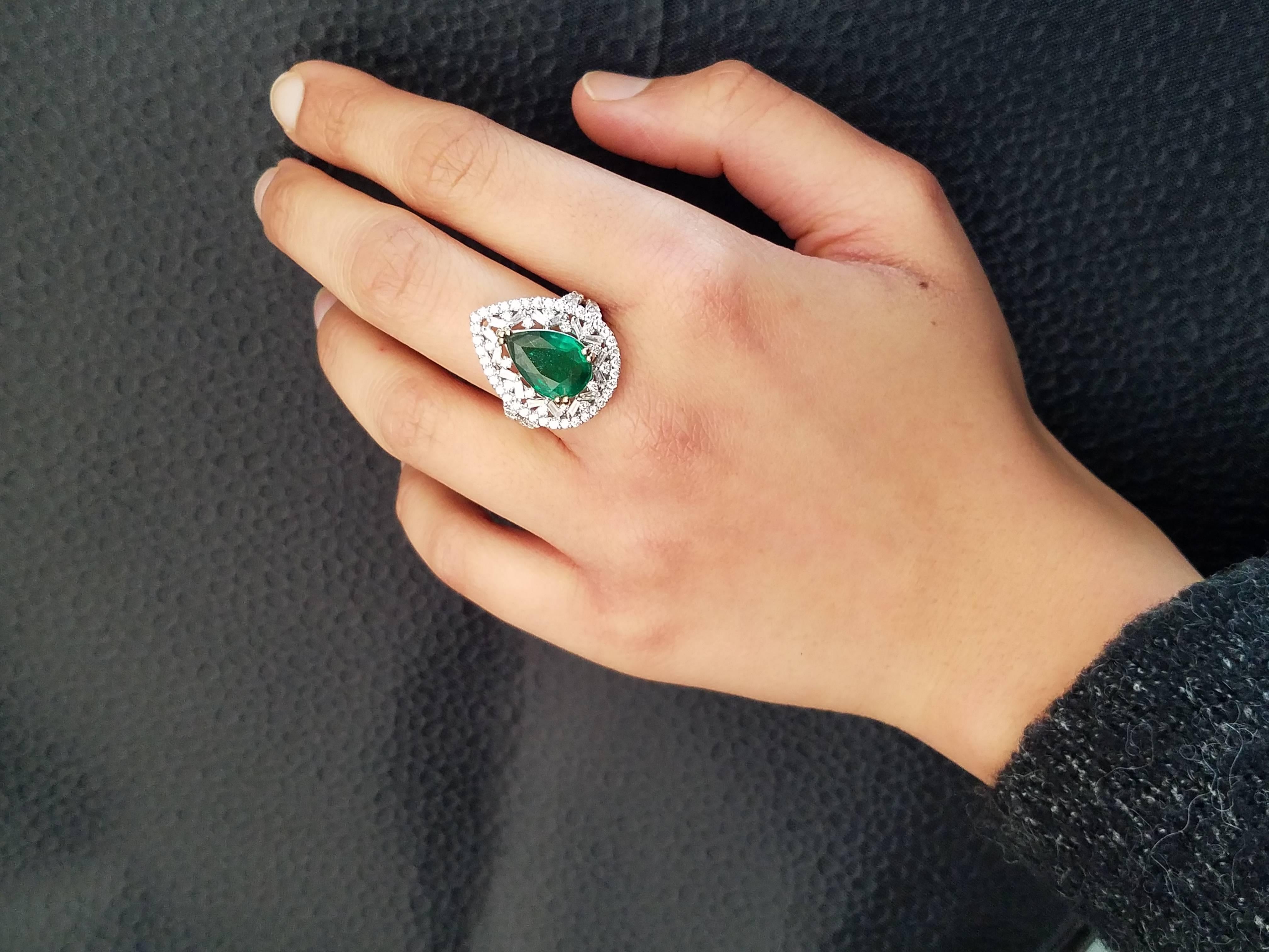 3.52 Carat Pear Shape Emerald and Diamond Cocktail Ring In New Condition In Bangkok, Thailand