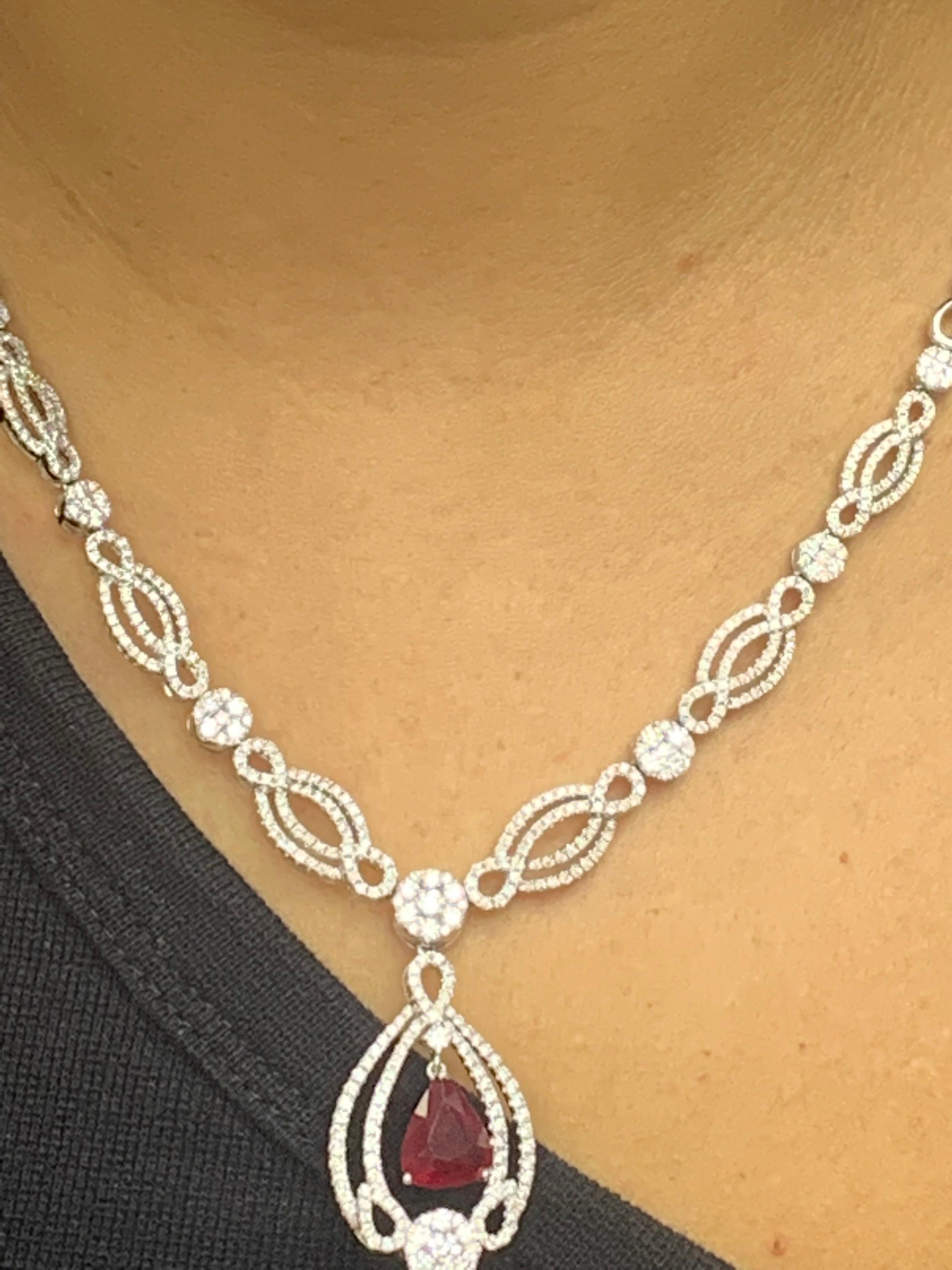 Taille poire Collier en or blanc 18 carats avec rubis et diamants en forme de poire de 3,52 carats en vente