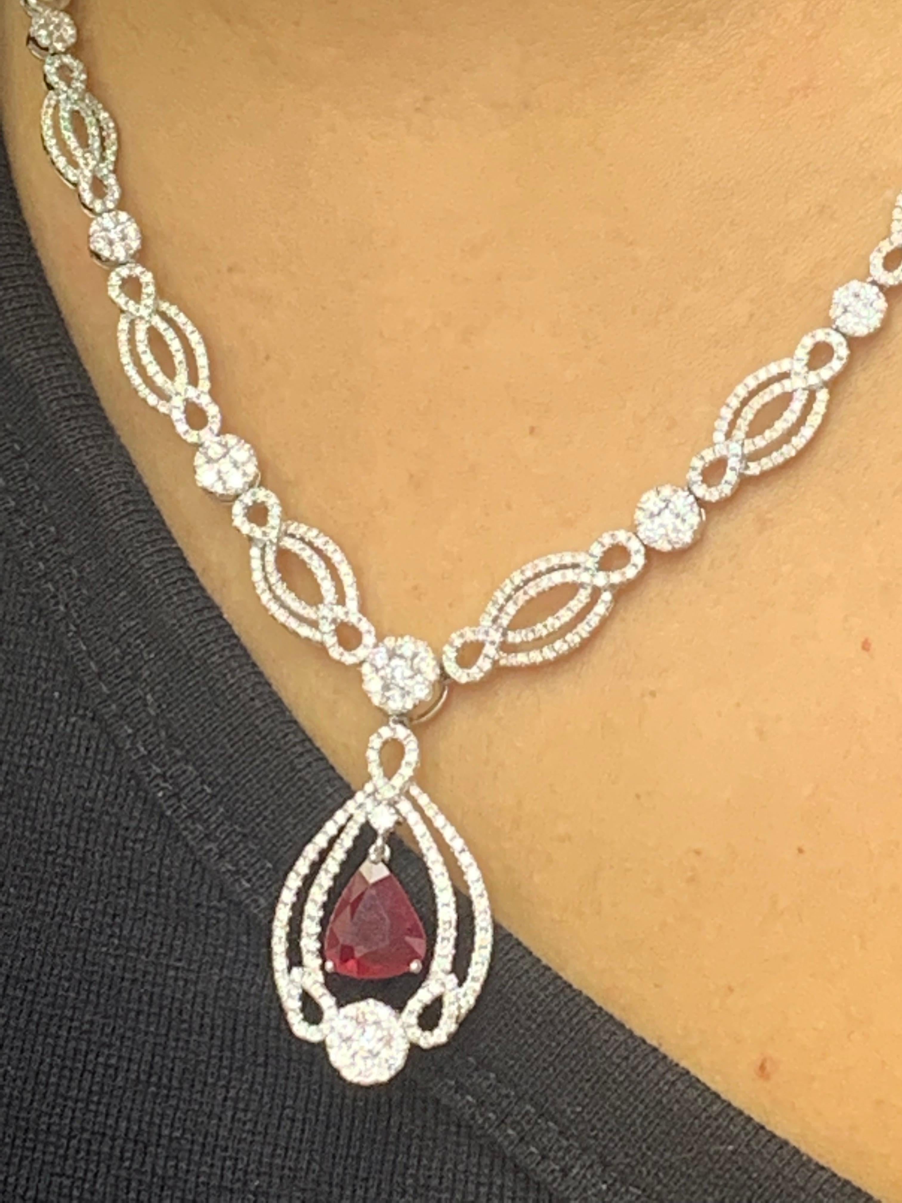 Collier en or blanc 18 carats avec rubis et diamants en forme de poire de 3,52 carats Unisexe en vente