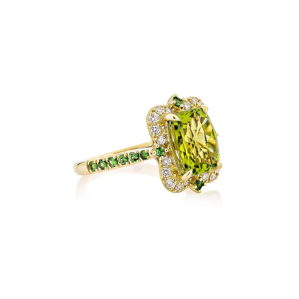 Diese Kollektion bietet eine Auswahl der Olivia-Farbtöne des Peridots. Einzigartig entworfener Ring mit Tsavorit und Diamanten in Gelbgold für ein reiches und königliches Aussehen.

Peridot Fancy Ring in 18 Karat Gelbgold mit Tsavorit und weißem