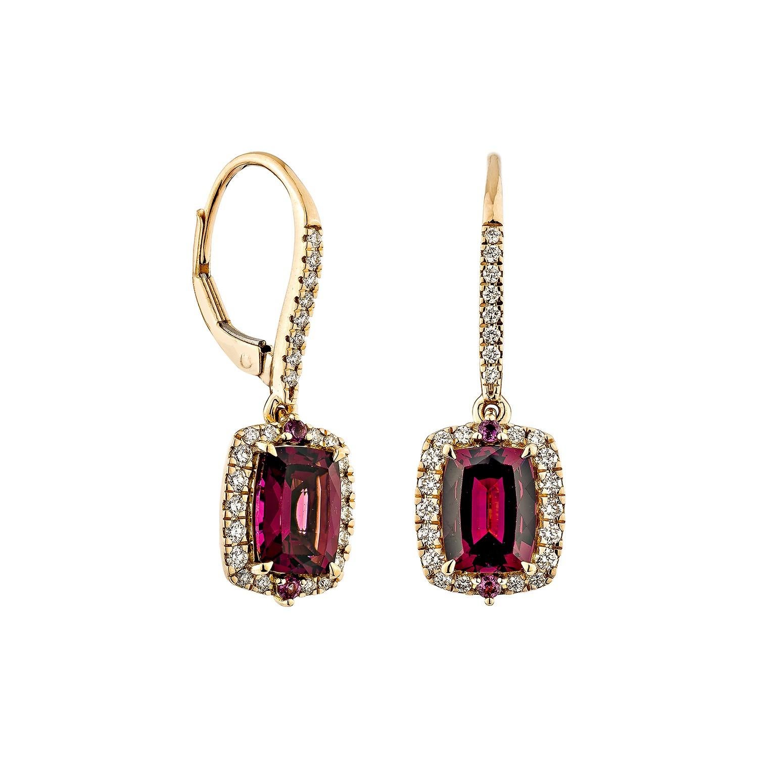 Sunita Nahata mette in mostra una squisita coppia di orecchini di rodolite tempestati di diamanti che emana grazia ed eleganza. Questa splendida coppia di orecchini in oro rosa 18 carati unisce l'eleganza classica allo stile contemporaneo,