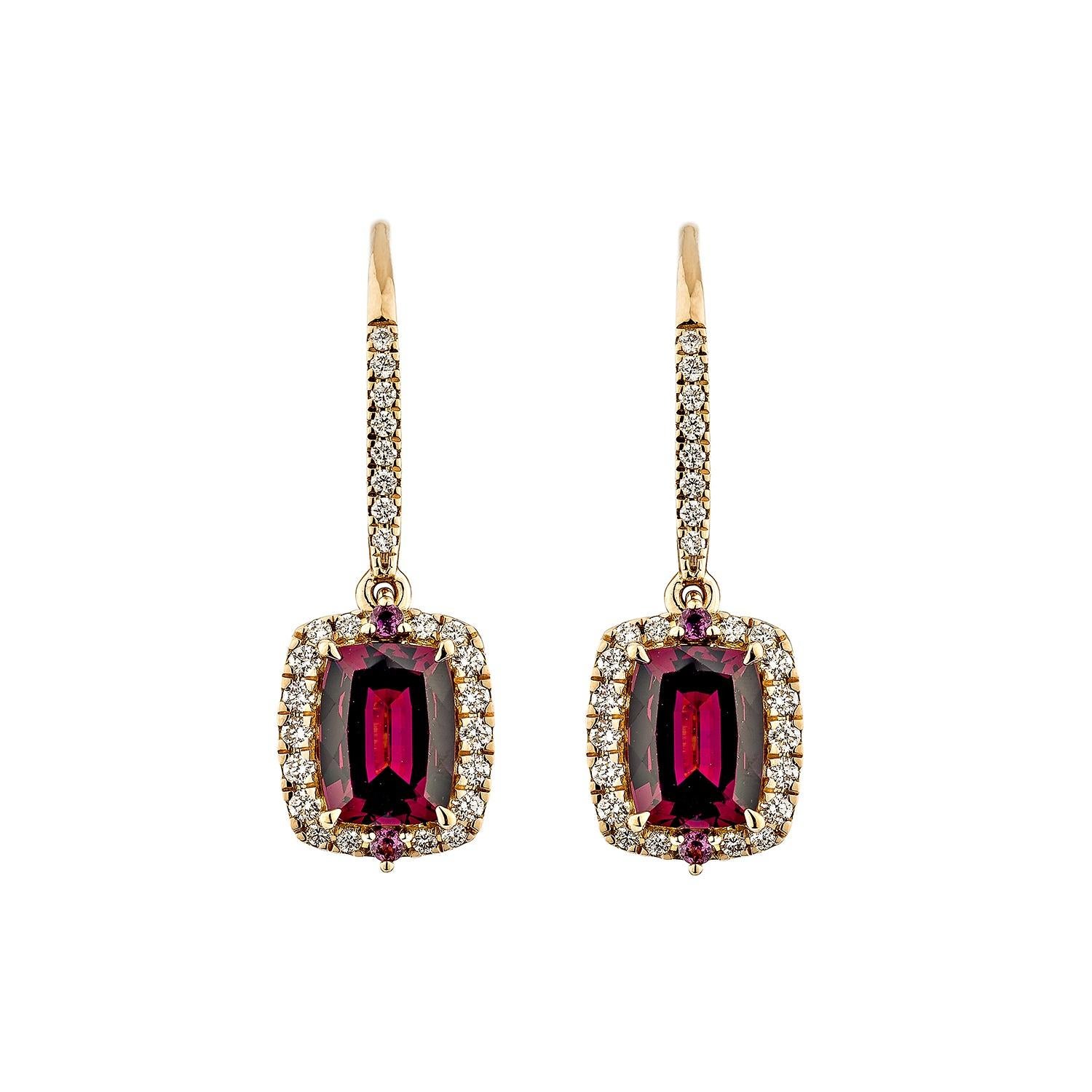 Contemporaneo Orecchino a goccia con rodolite da 3,52 carati di Sunita Nahata in 18KRG con diamante bianco. in vendita