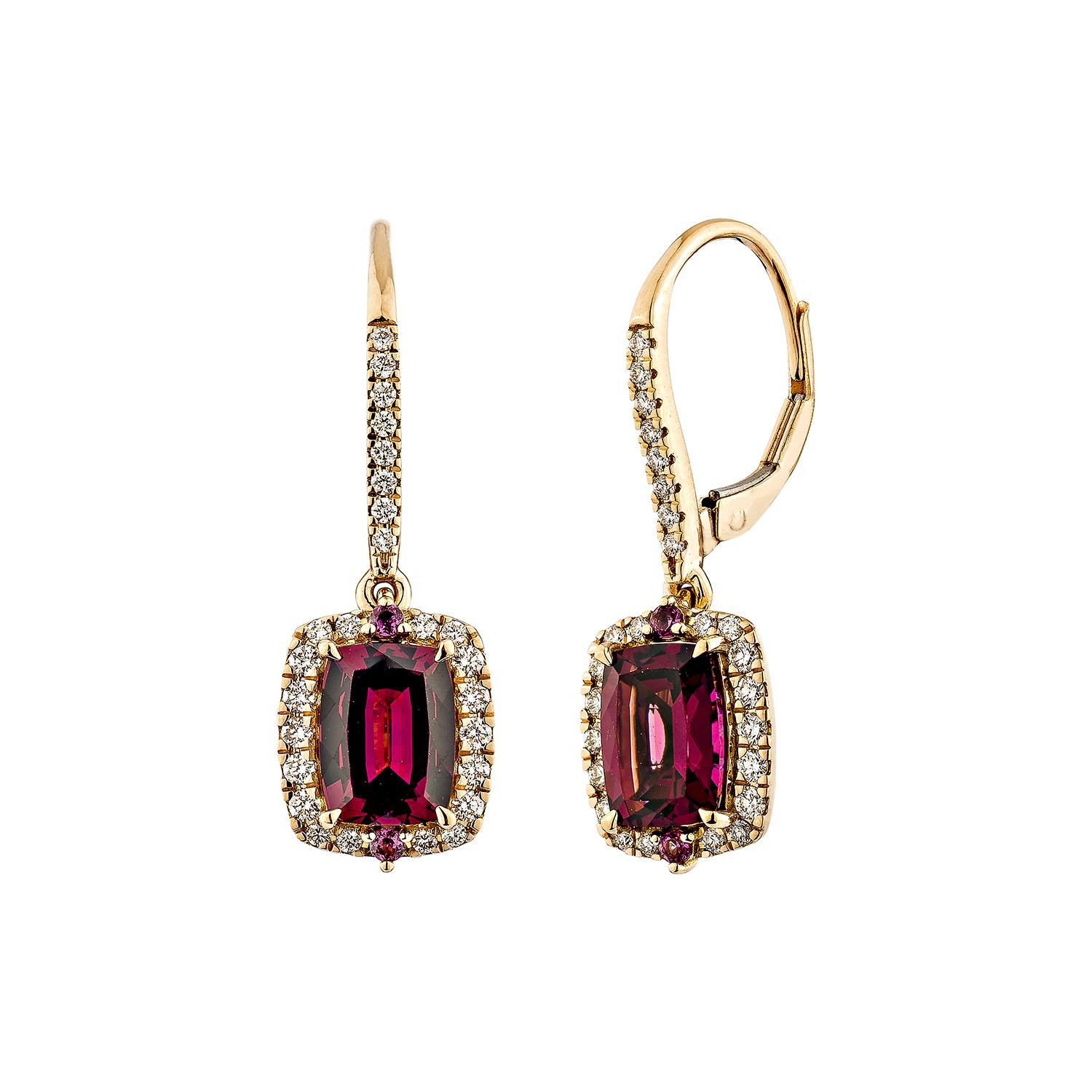 Taglio cuscino Orecchino a goccia con rodolite da 3,52 carati di Sunita Nahata in 18KRG con diamante bianco. in vendita