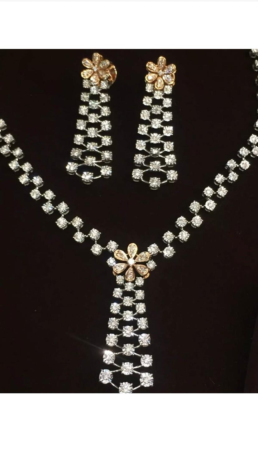An exclusive flowers Diamonds set, complete with necklace and earrings, in particular design, so elegant and refined style.
Elevate your timeless of beauty and add a touch of class and sophistication.
Stunning parure come in 14K multi-Tone  Gold