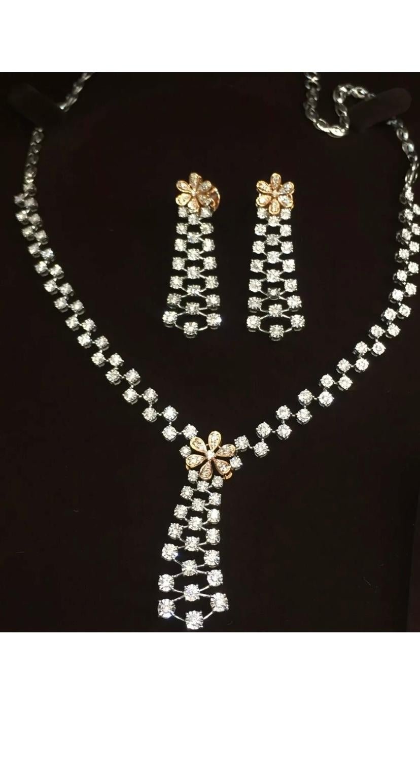 Round Cut 3.52 Carats Natural Diamonds Flowers Gold Parure For Sale