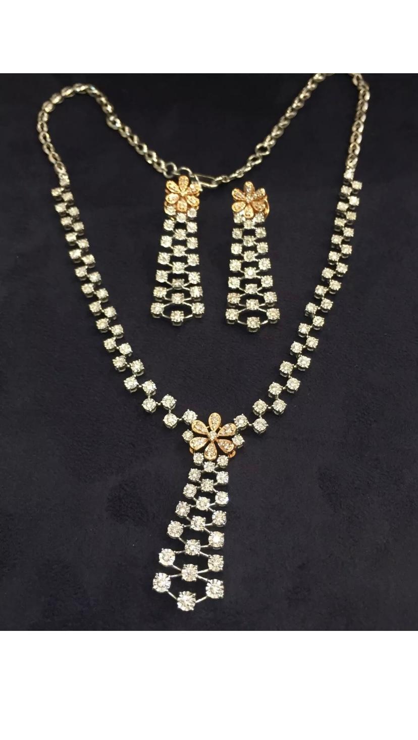 3.52 Carats Natural Diamonds Flowers Gold Parure In New Condition For Sale In Massafra, IT