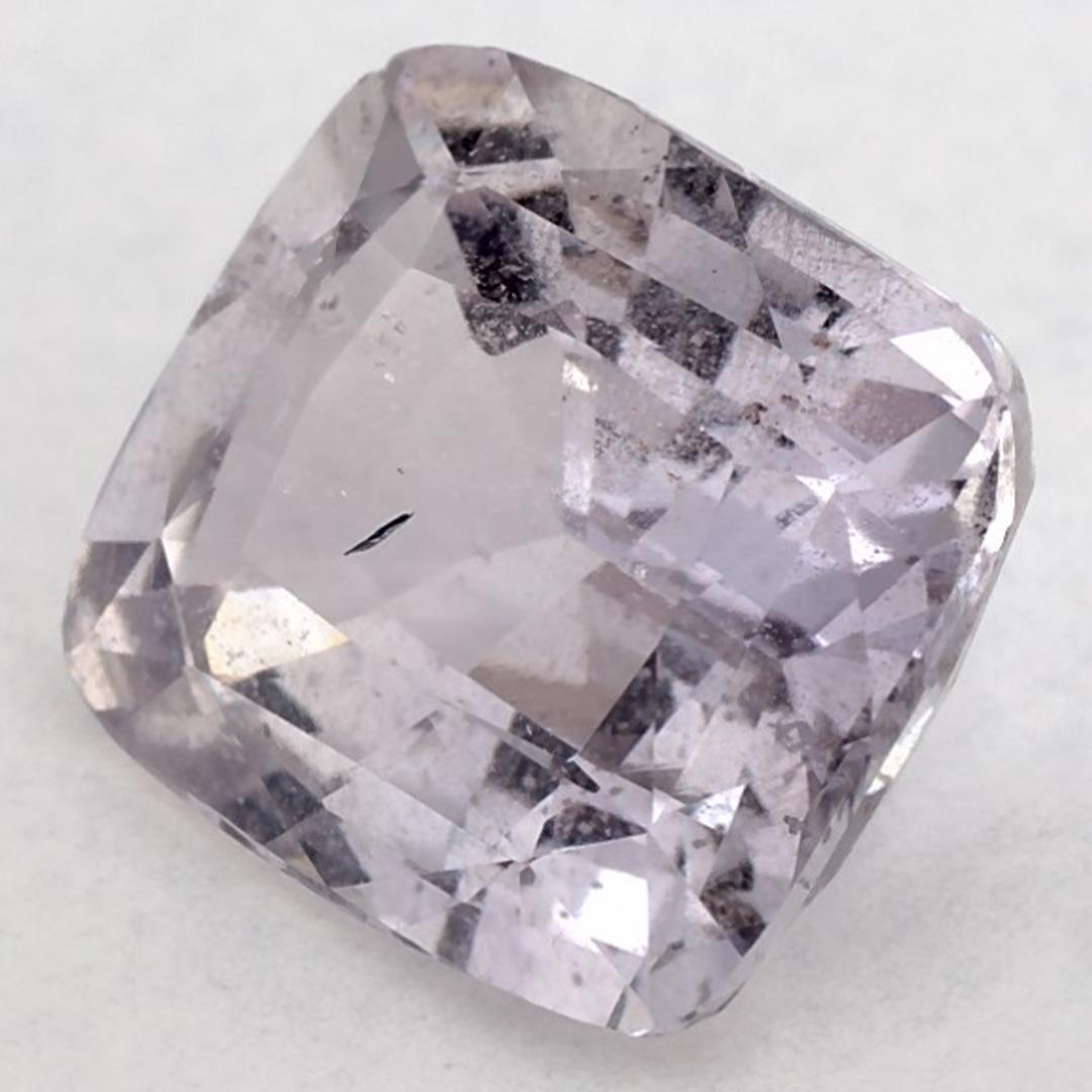 Ein sehr wertvoller September-Geburtsstein mit einer bezaubernden blauen Farbe. Man glaubt, dass sie dem Leben Glück und Reichtum bringen.

Entdecken Sie die lebendige Kollektion von Smaragden, Rubinen und Saphiren in unserem Geschäft, die als lose