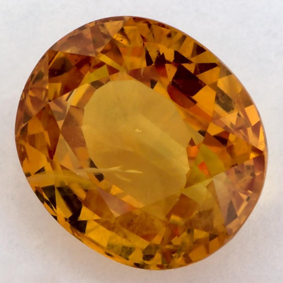 Questo zaffiro giallo naturale offre eleganza e raffinatezza. Con la sua ricca saturazione del colore e il taglio preciso, è il centro perfetto per un anello di fidanzamento o un design di gioielli di lusso.

Questo zaffiro proviene dallo Sri Lanka