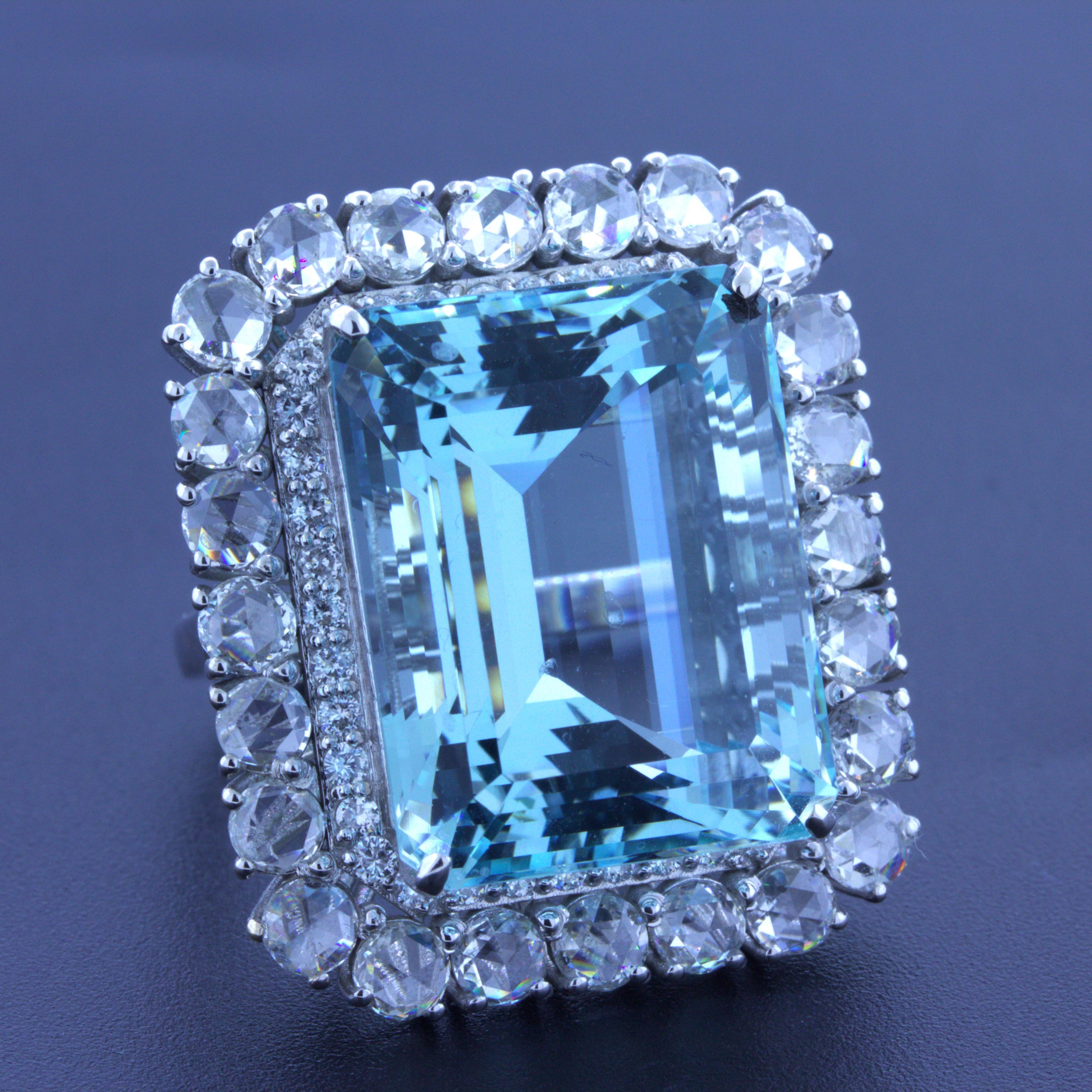 ¡Un enorme anillo de aguamarina y cóctel listo para hacer una declaración! La aguamarina pesa unos impresionantes 35,28 quilates y tiene una preciosa forma de talla esmeralda con un intenso color azul marino por el que es famosa la aguamarina.