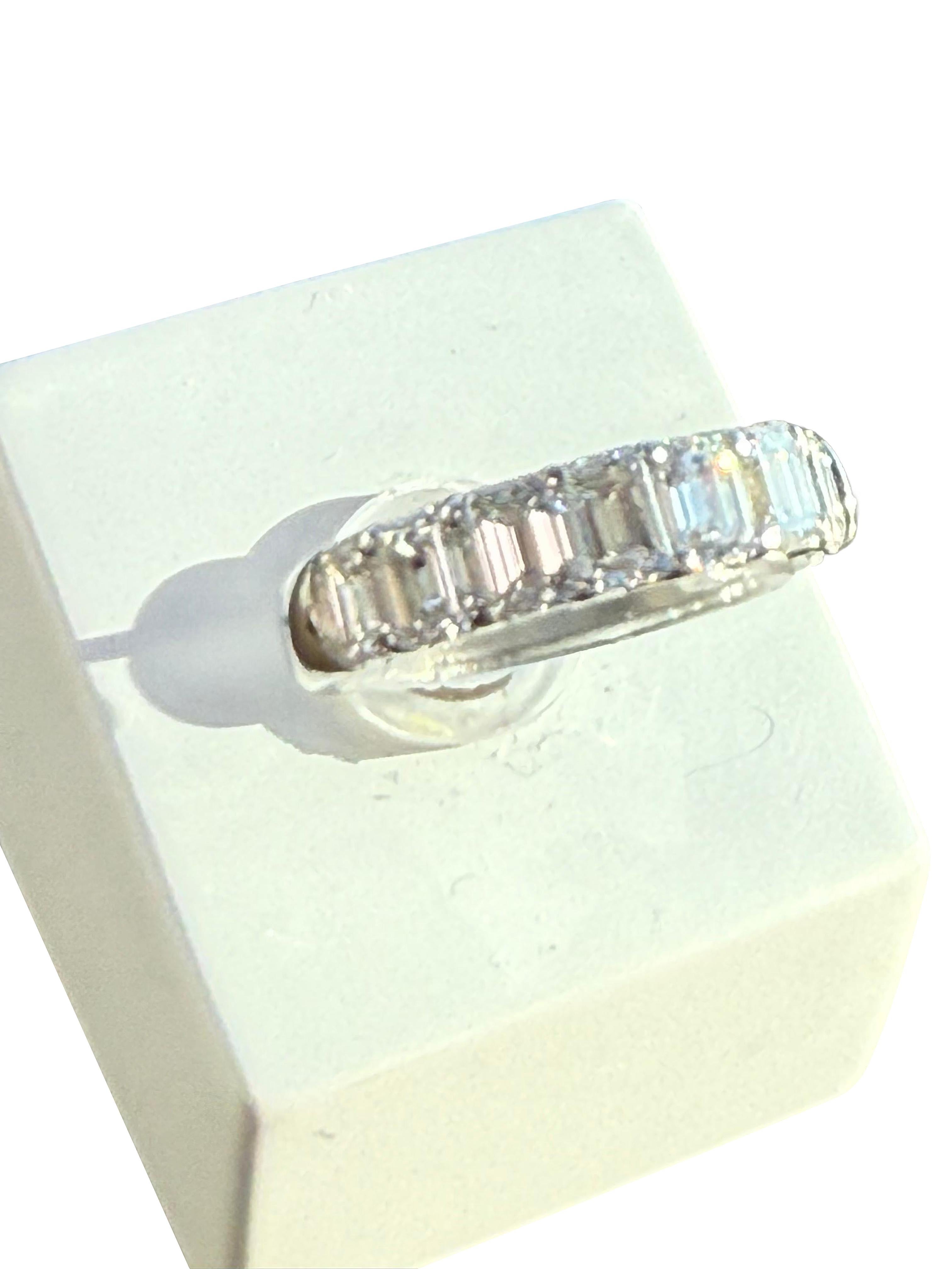3.52ct Emerald Cut Single-Row Diamond Band Platinum Ring VVS2 E Clarity (bague en platine à une rangée de diamants) en vente 4