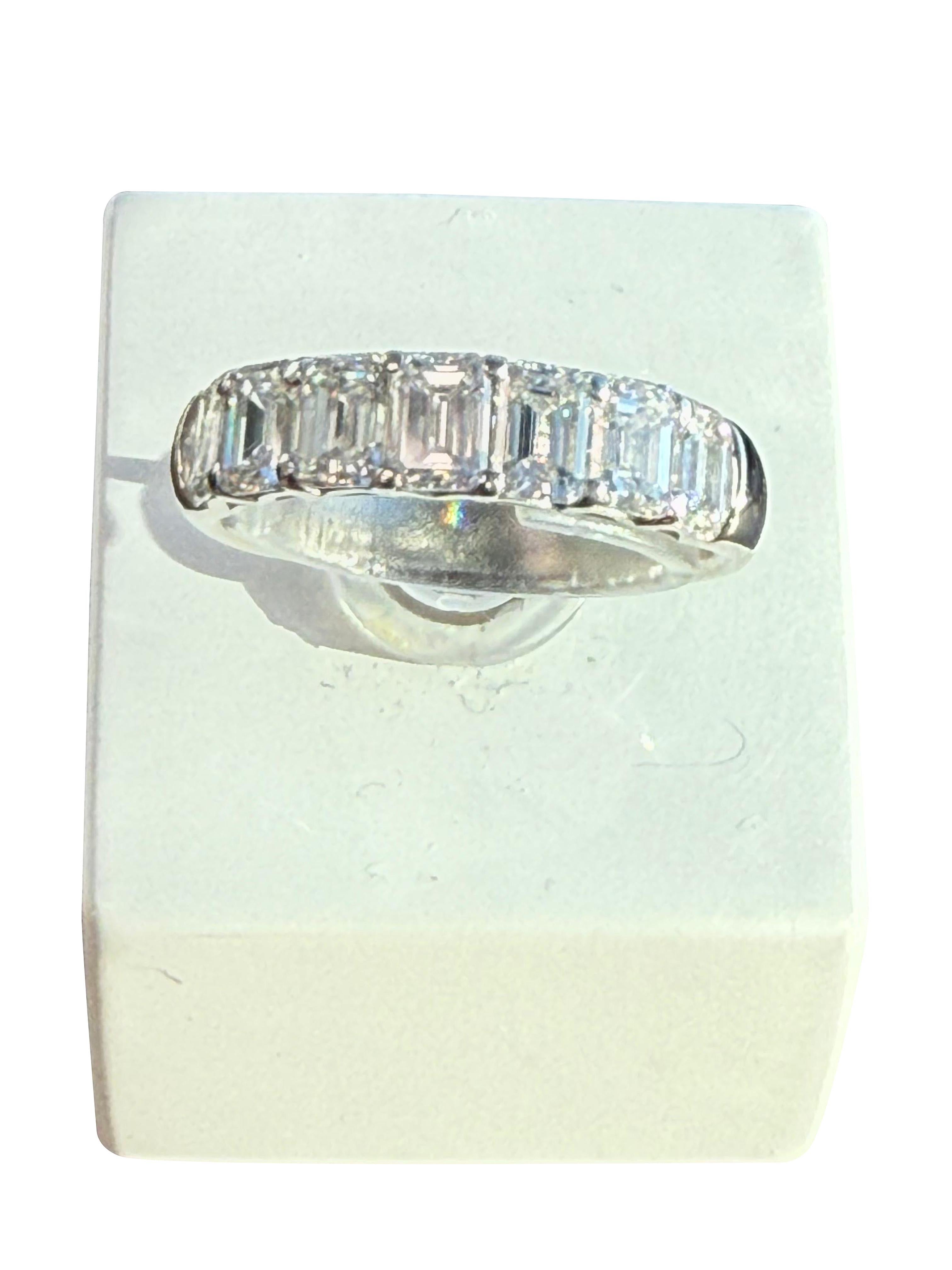 3.52ct Emerald Cut Single-Row Diamond Band Platinum Ring VVS2 E Clarity (bague en platine à une rangée de diamants) Excellent état - En vente à Aventura, FL