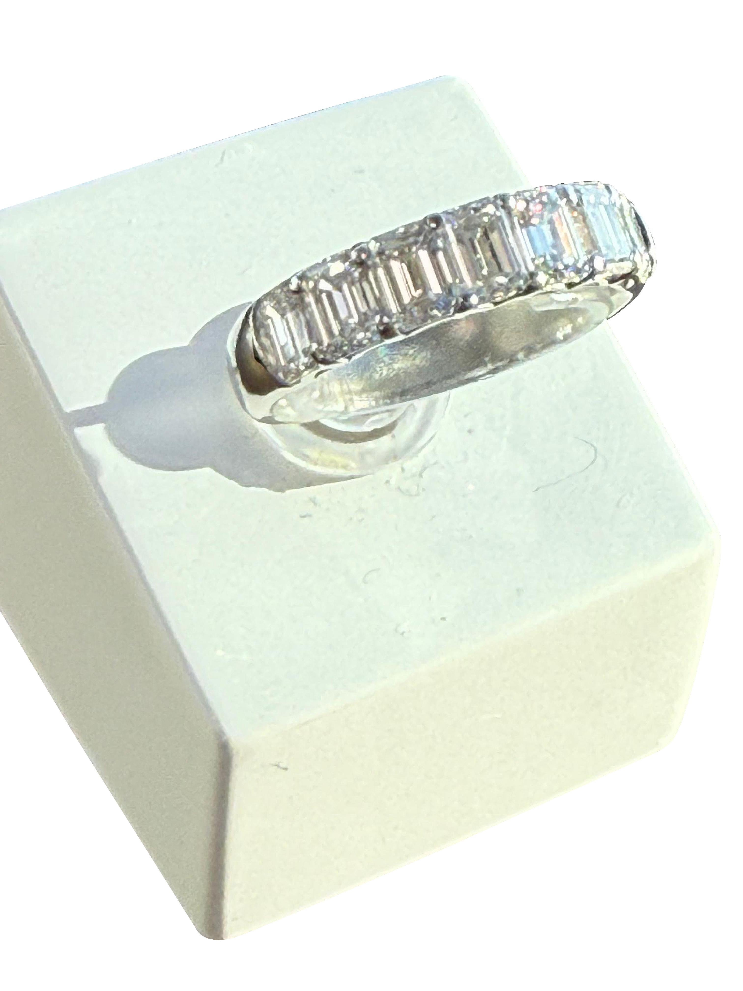 3.52ct Emerald Cut Single-Row Diamond Band Platinum Ring VVS2 E Clarity (bague en platine à une rangée de diamants) Pour femmes en vente