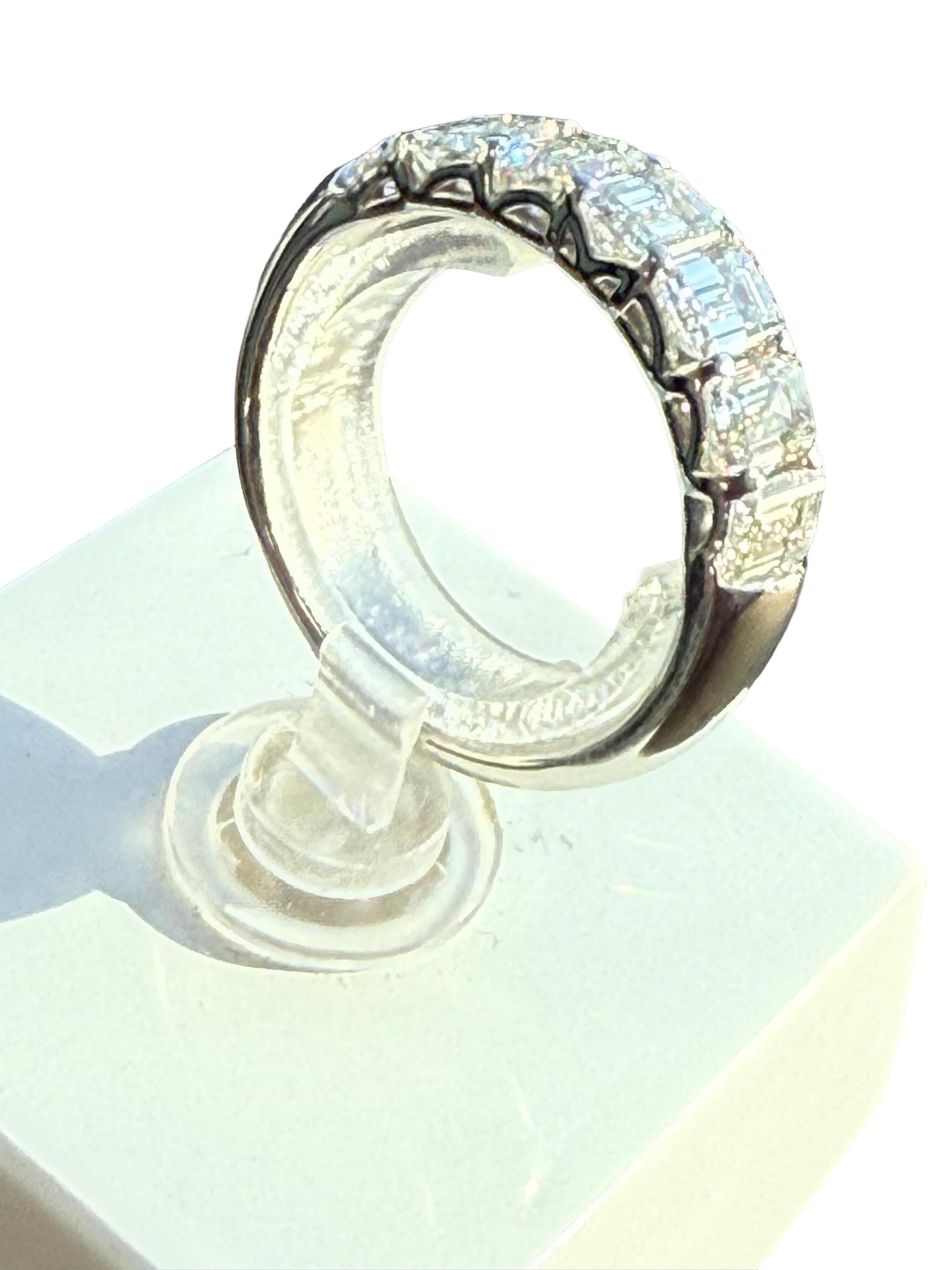 3.52ct Emerald Cut Single-Row Diamond Band Platinum Ring VVS2 E Clarity (bague en platine à une rangée de diamants) en vente 1