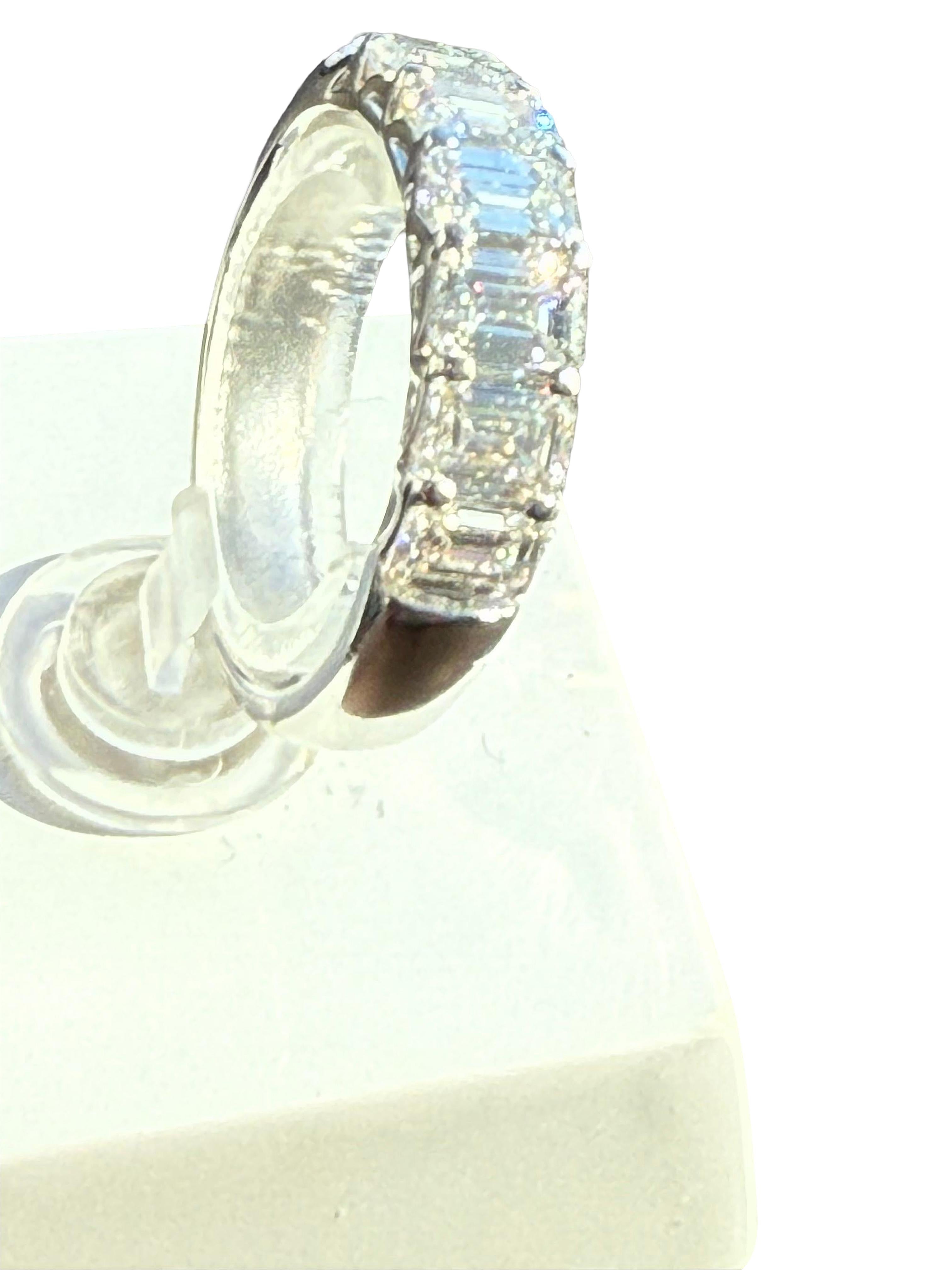 3.52ct Emerald Cut Single-Row Diamond Band Platinum Ring VVS2 E Clarity (bague en platine à une rangée de diamants) en vente 3